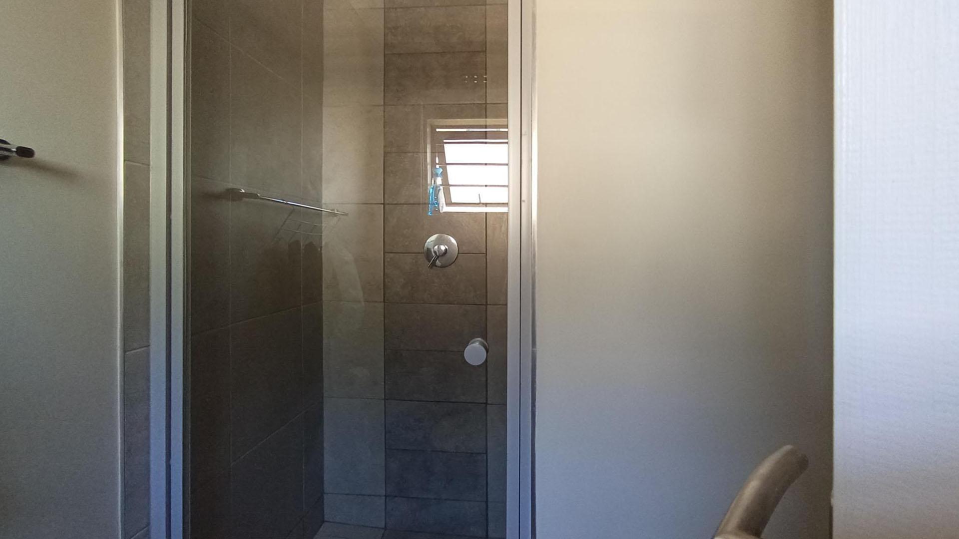 Main Bathroom - 4 square meters of property in Lotus Gardens