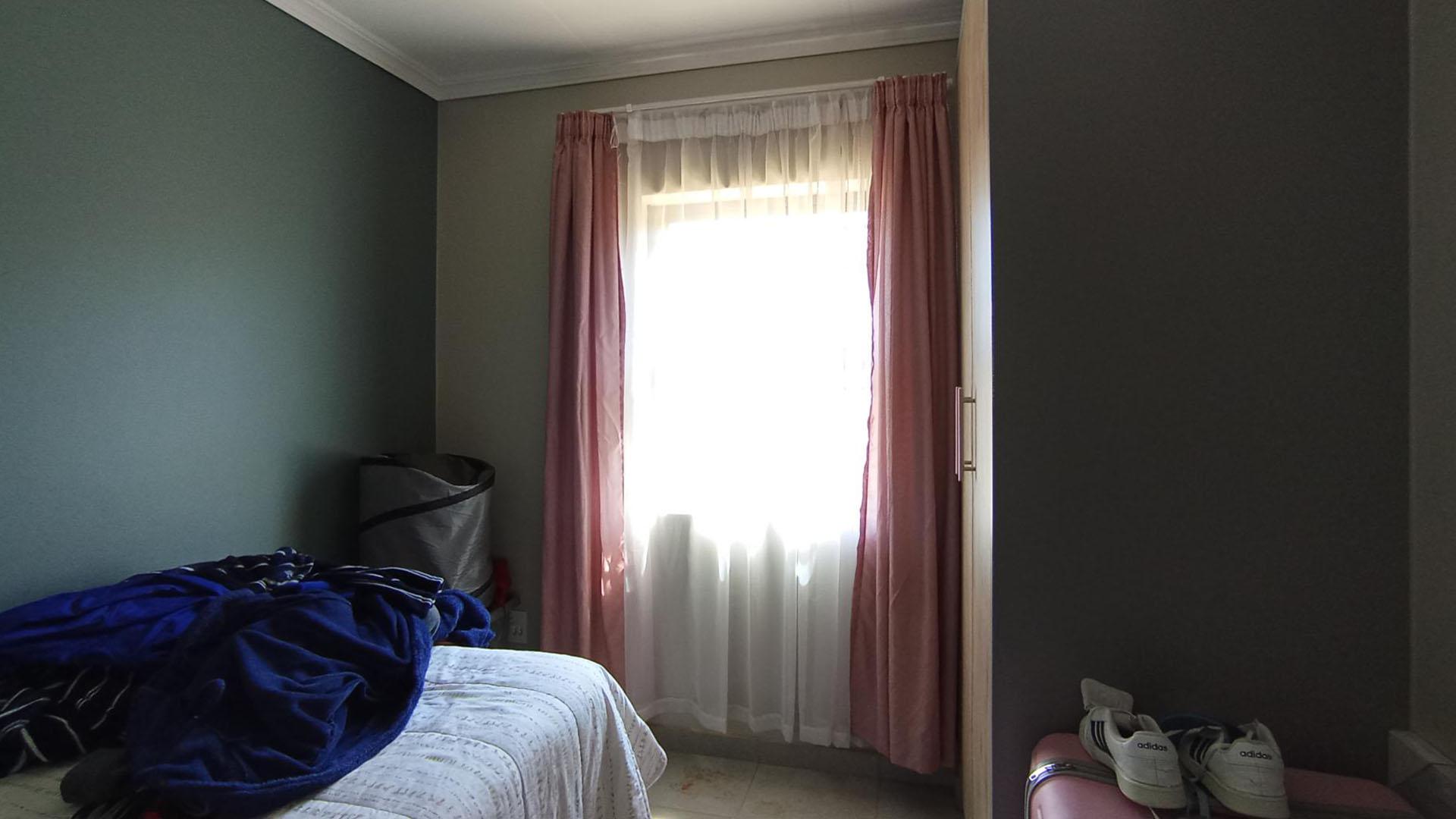 Bed Room 1 - 8 square meters of property in Lotus Gardens