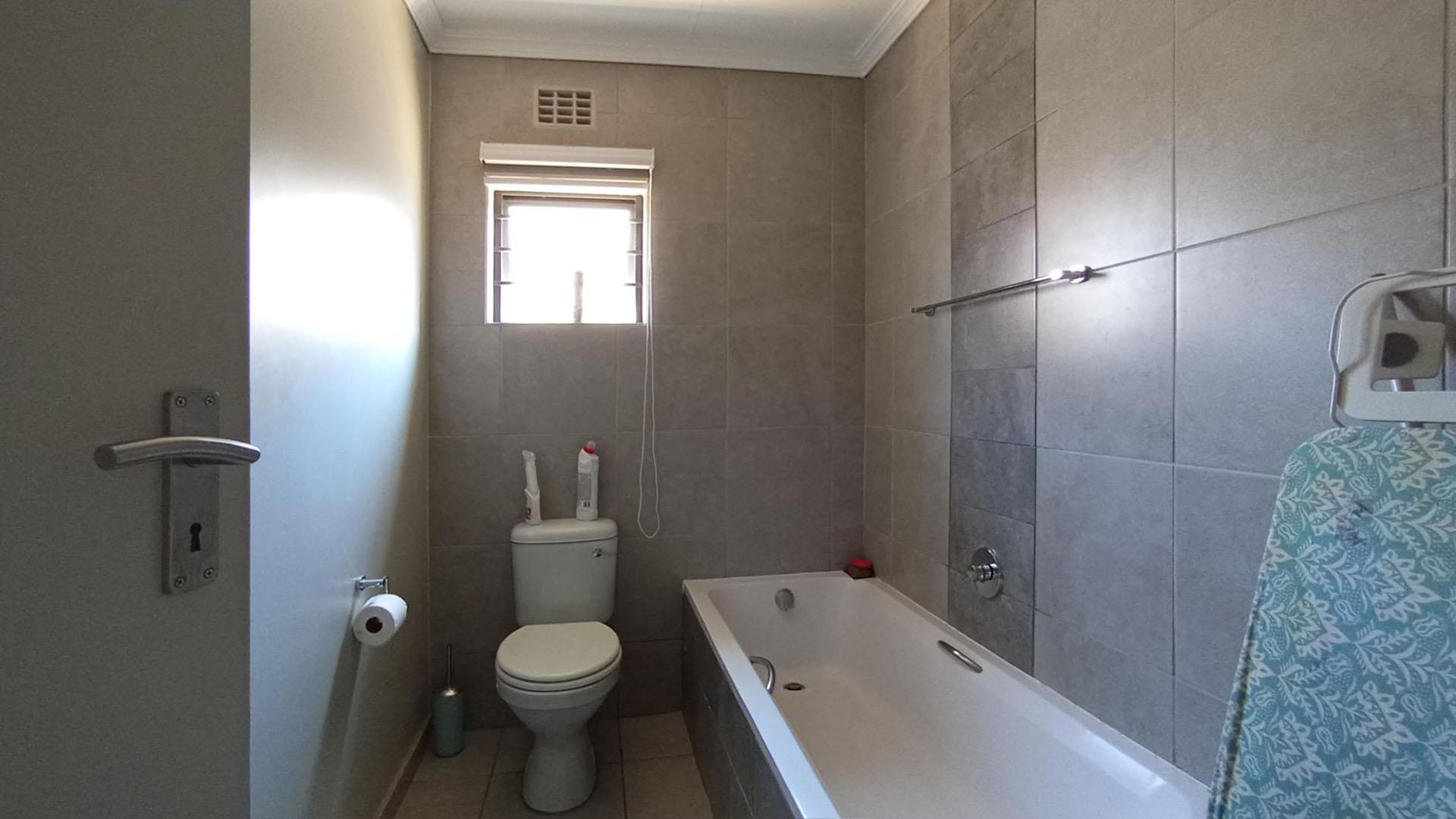 Bathroom 1 - 5 square meters of property in Lotus Gardens