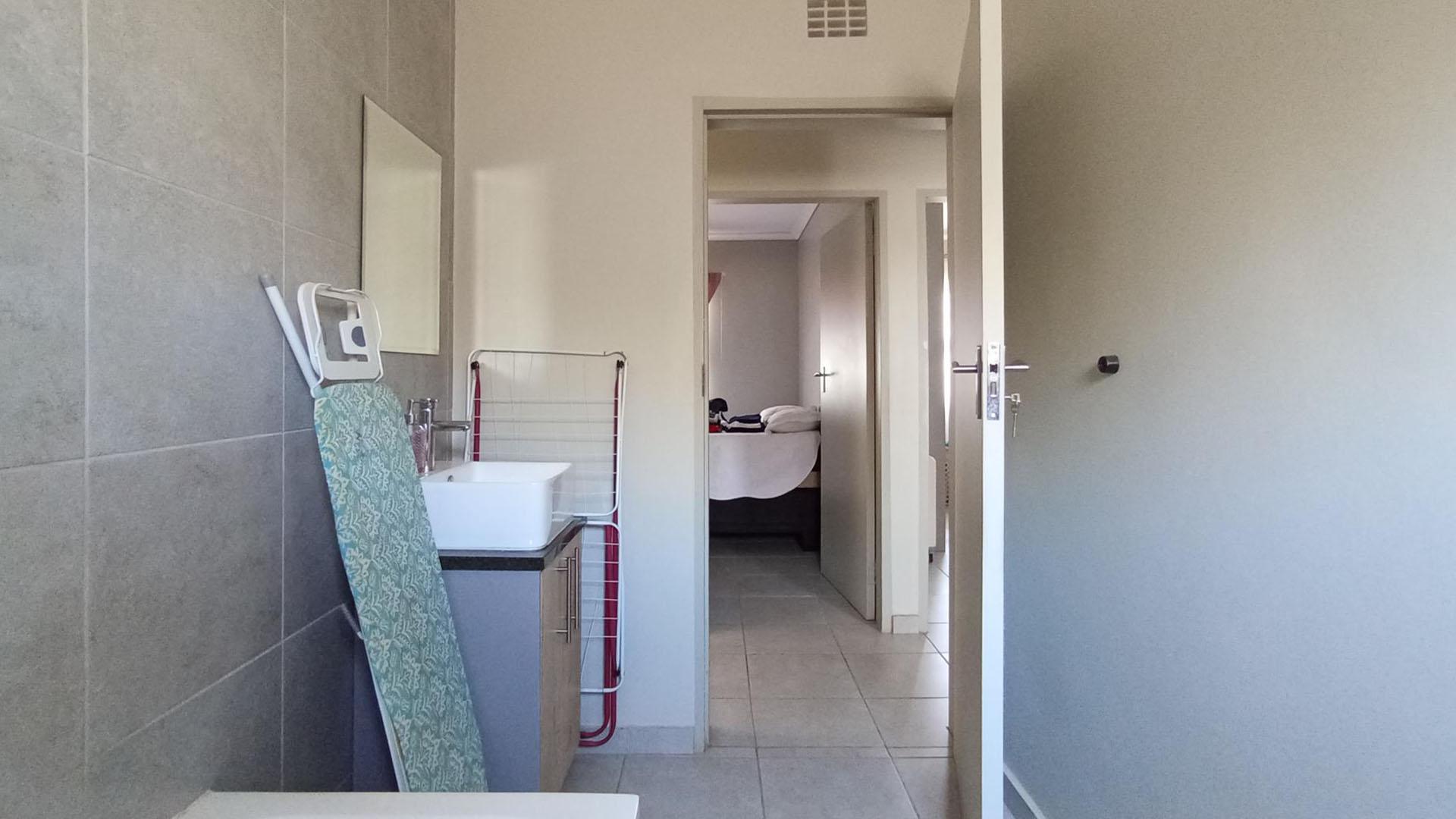 Bathroom 1 - 5 square meters of property in Lotus Gardens