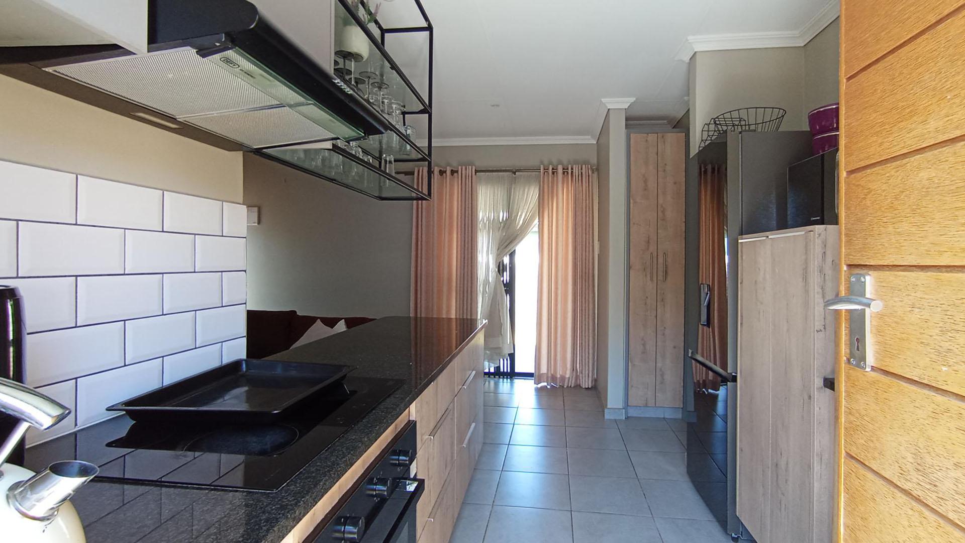 Kitchen - 8 square meters of property in Lotus Gardens