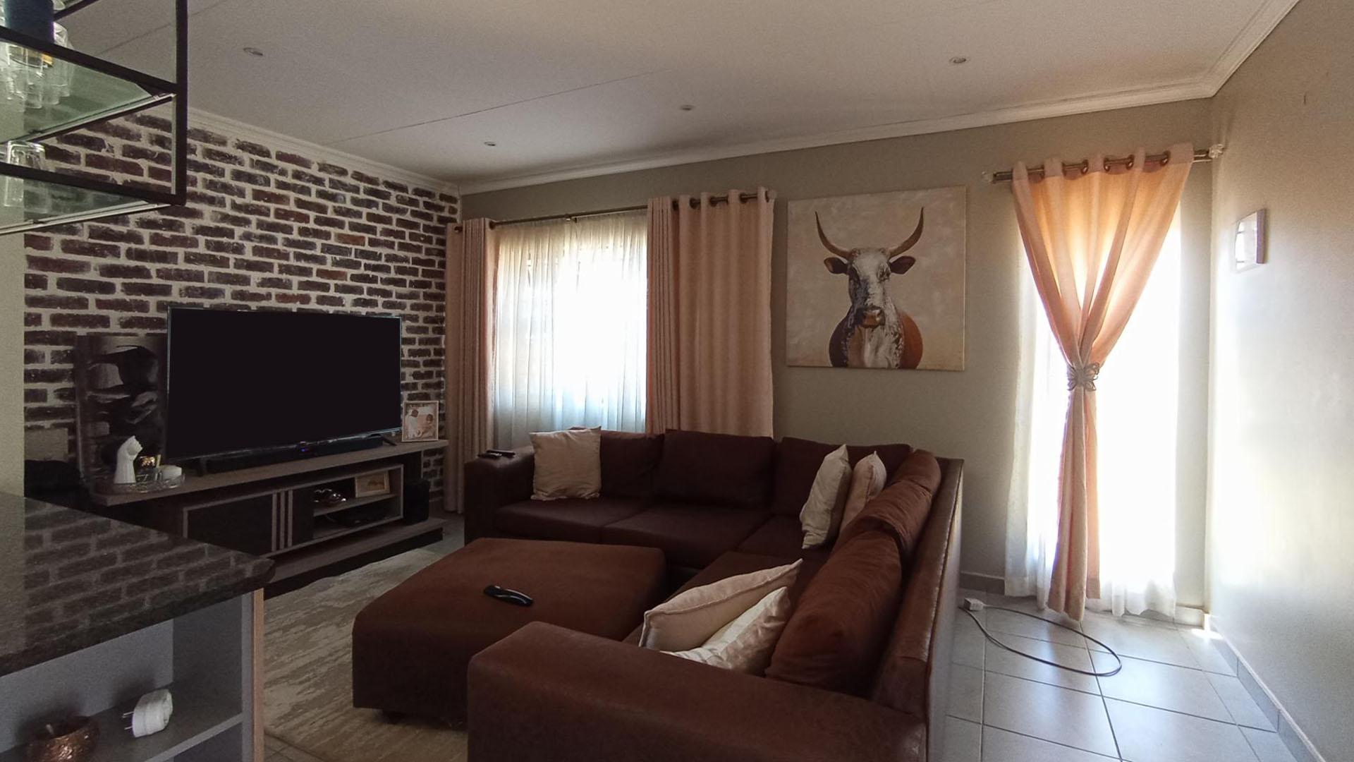 Lounges - 17 square meters of property in Lotus Gardens