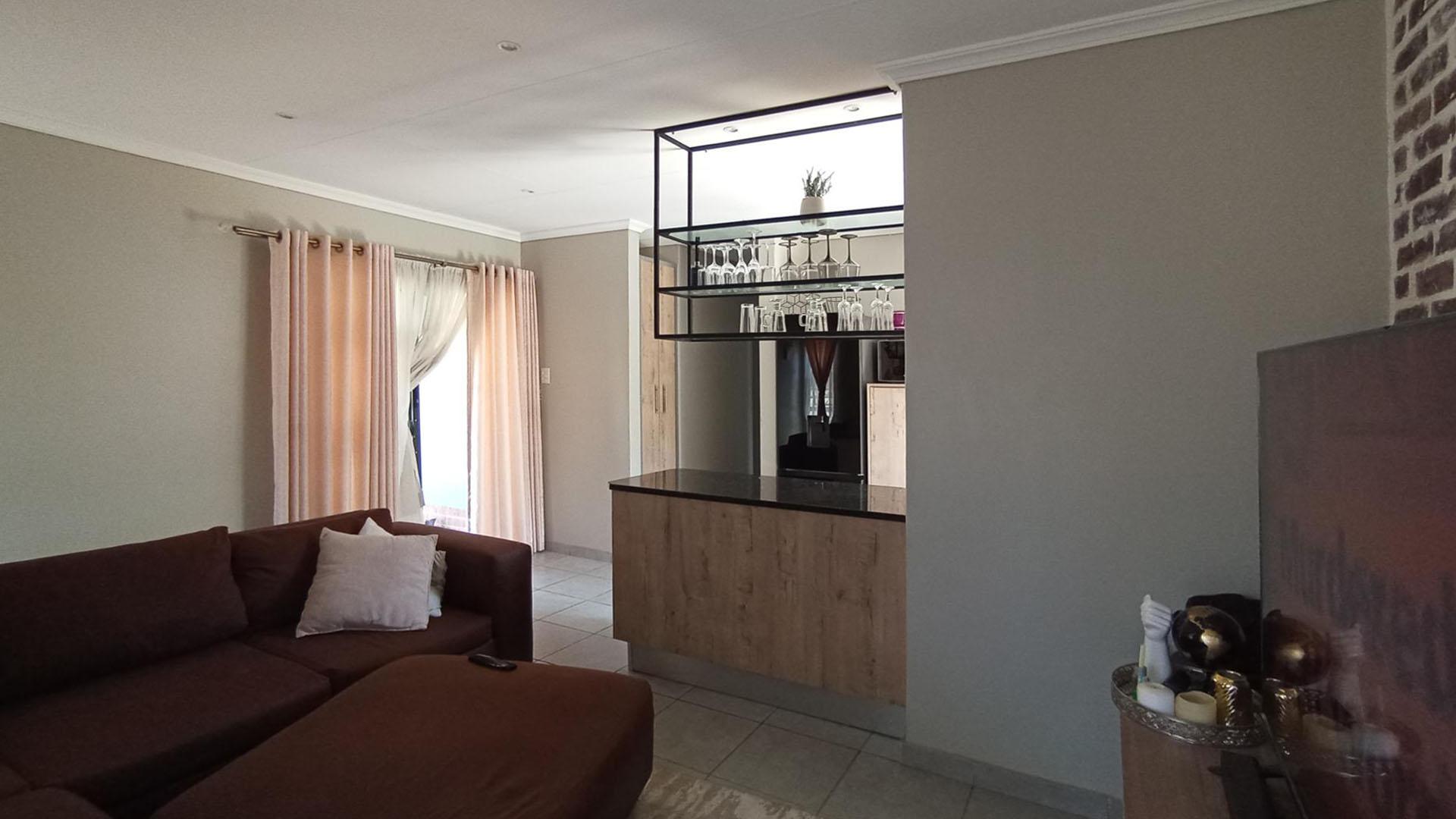 Lounges - 17 square meters of property in Lotus Gardens