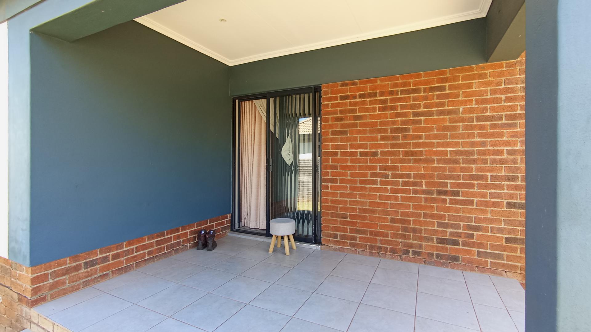 Patio - 10 square meters of property in Lotus Gardens