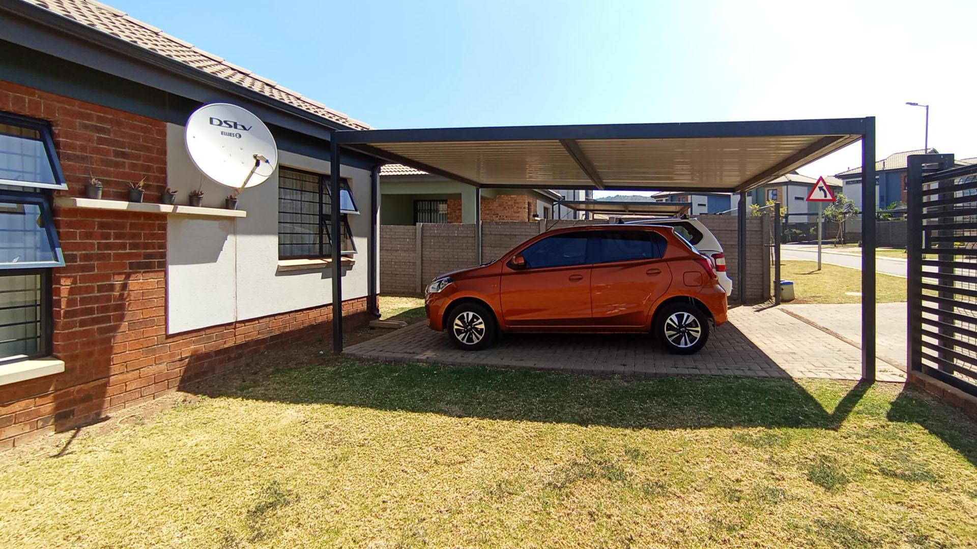 Carport  - 27 square meters of property in Lotus Gardens