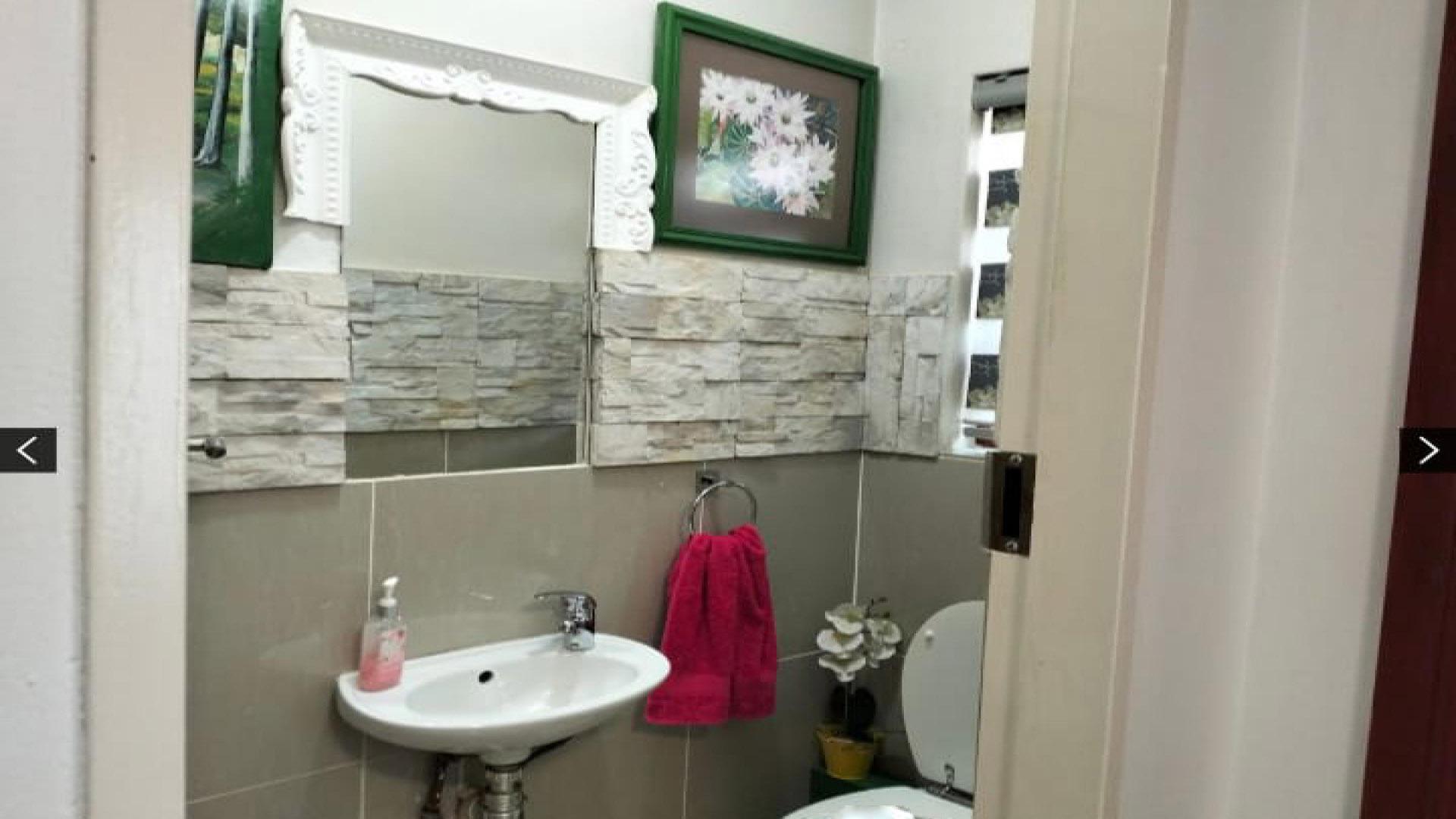 Bathroom 1 of property in Valley View Estate