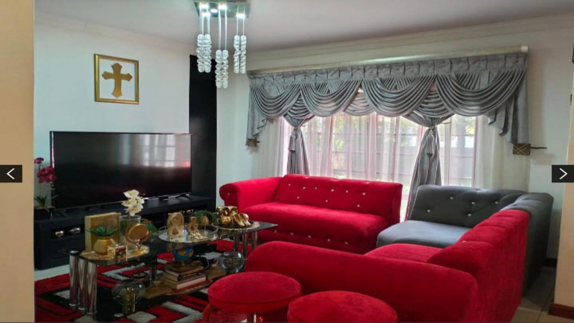 Lounges of property in Valley View Estate