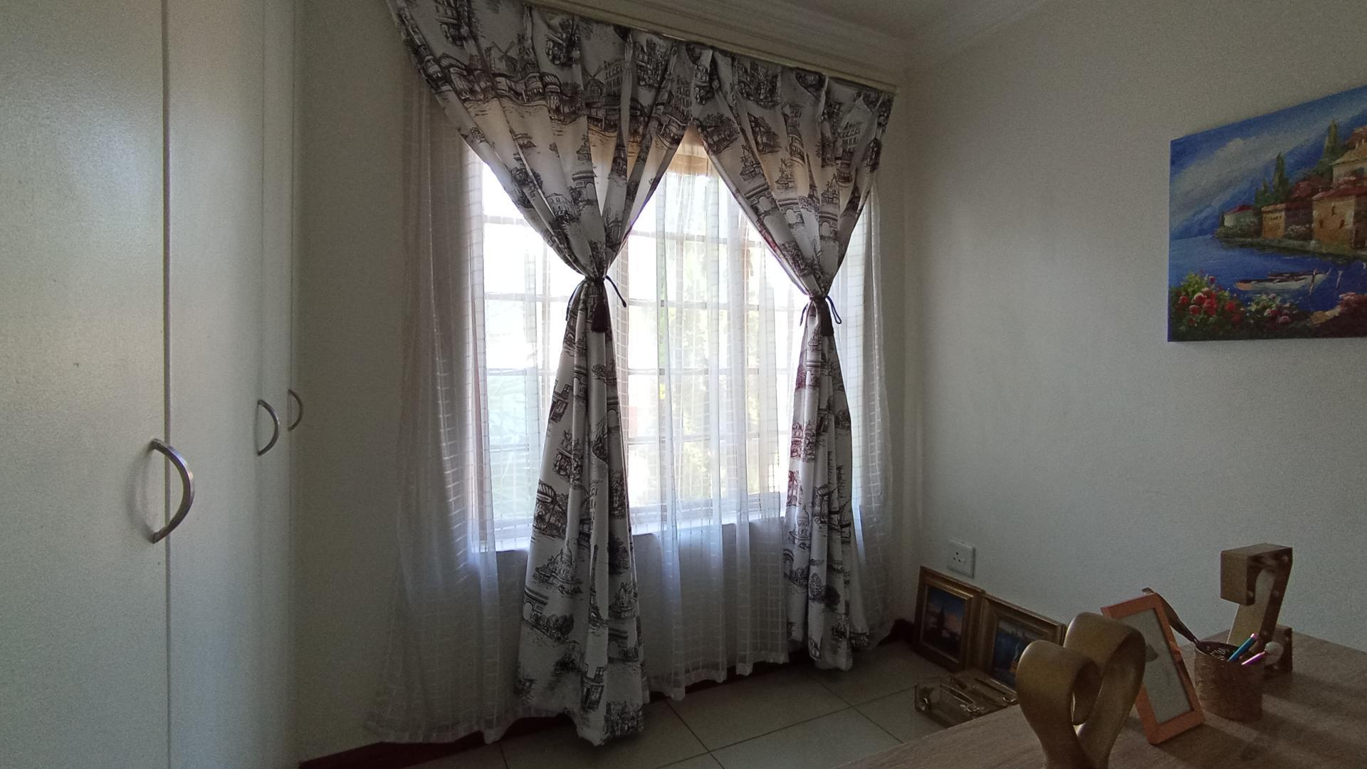 Bed Room 1 - 10 square meters of property in Valley View Estate