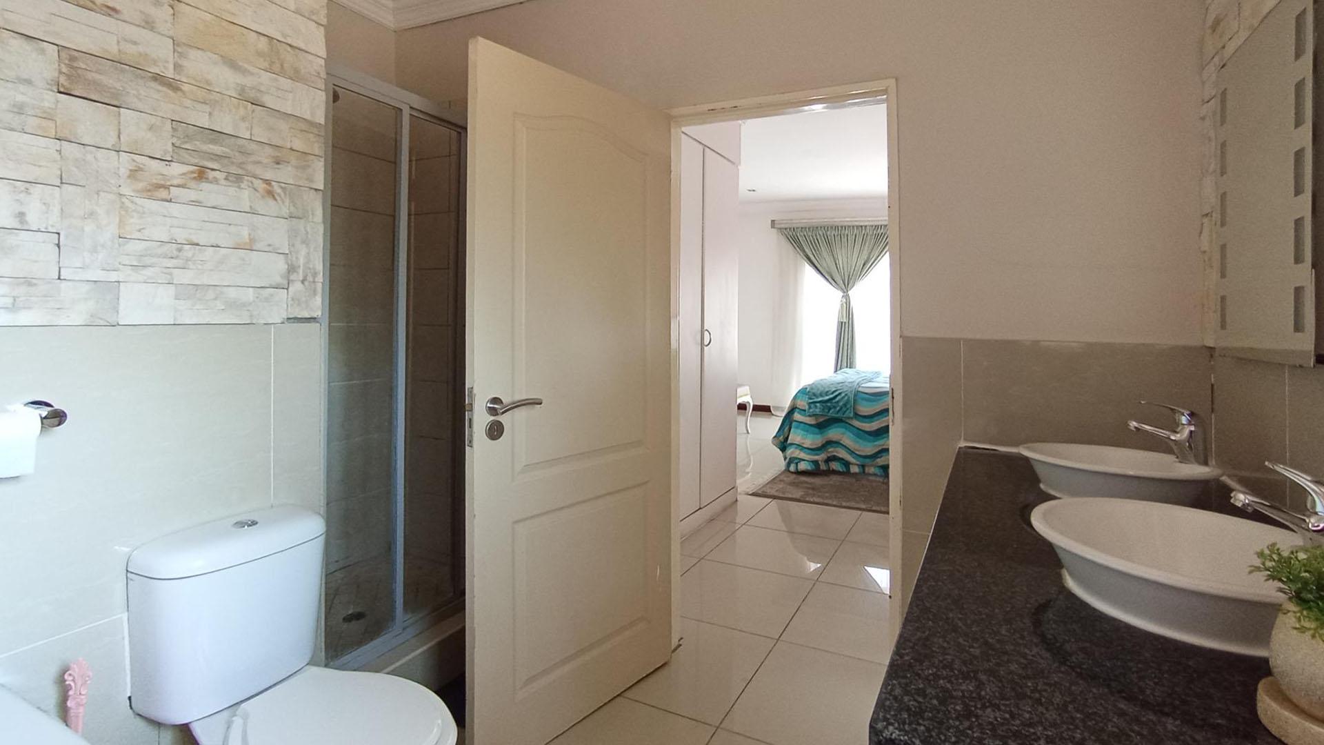 Main Bathroom - 8 square meters of property in Valley View Estate