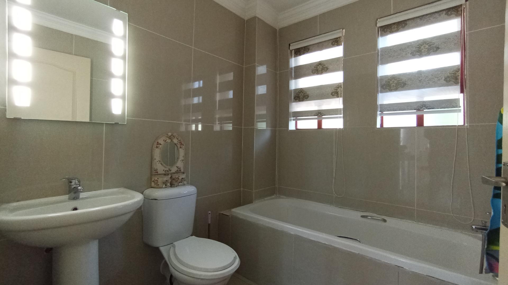 Bathroom 1 - 4 square meters of property in Valley View Estate