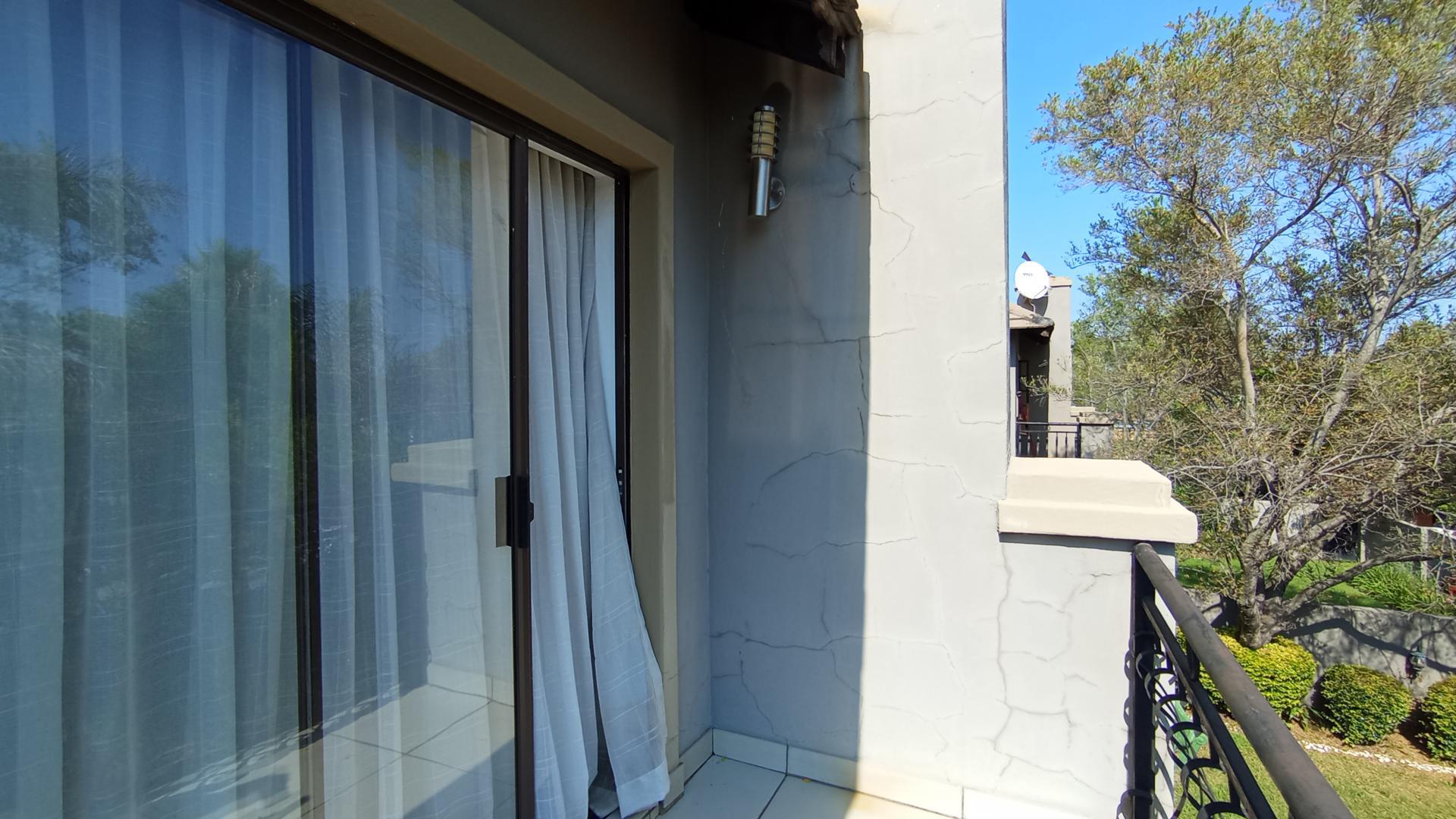 Balcony - 6 square meters of property in Valley View Estate