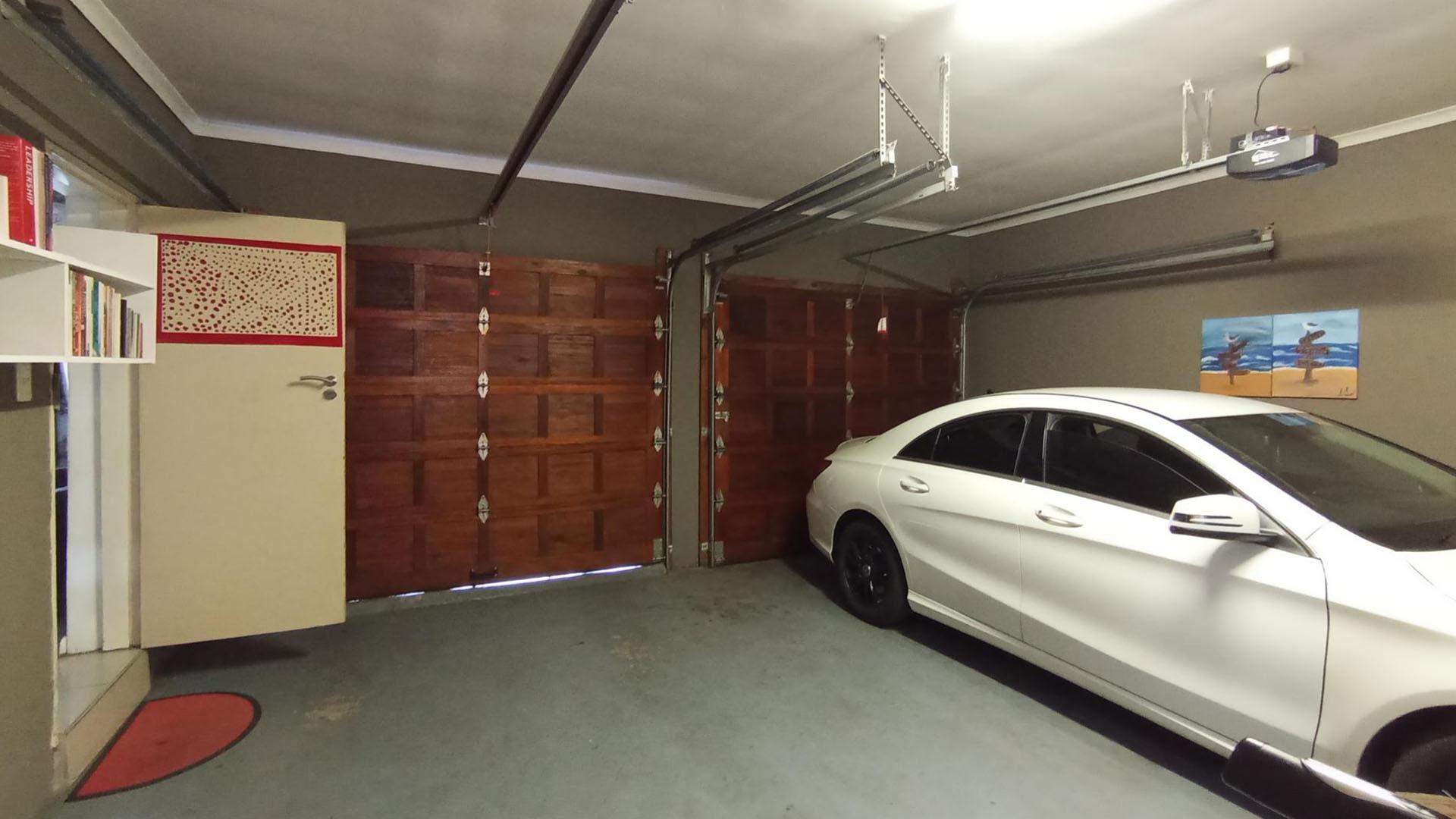 Garage - 44 square meters of property in Valley View Estate