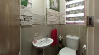 Guest Toilet - 2 square meters of property in Valley View Estate