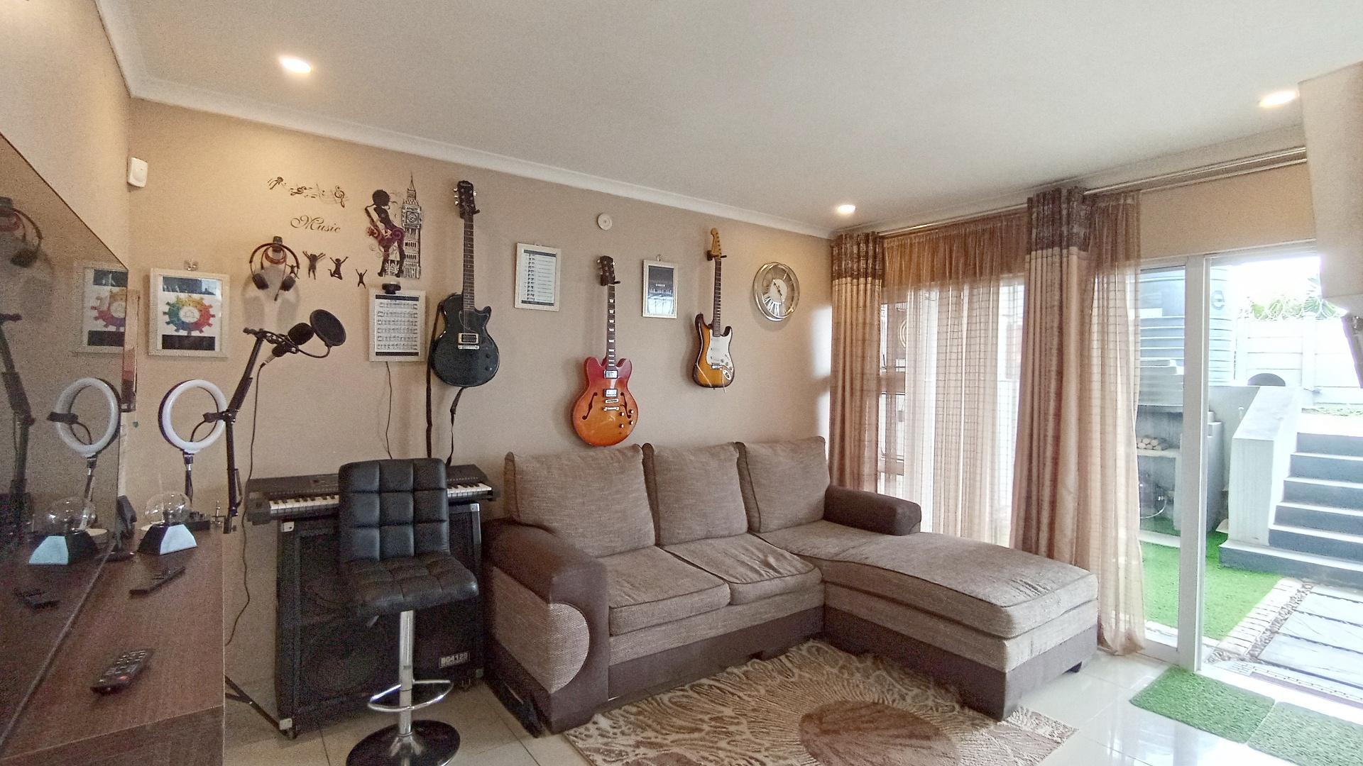 Lounges - 15 square meters of property in Caneside