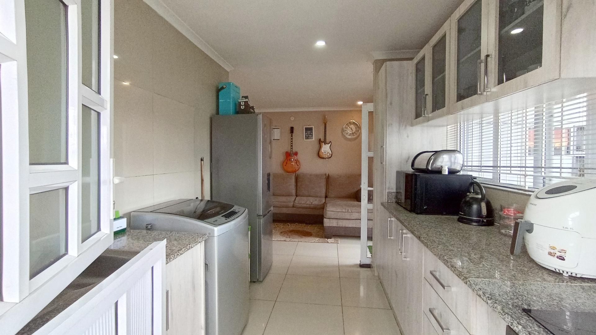 Kitchen - 9 square meters of property in Caneside