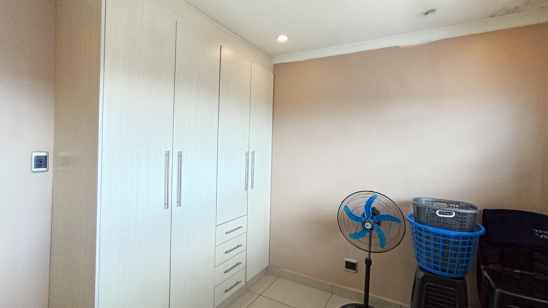 Bed Room 1 - 11 square meters of property in Caneside