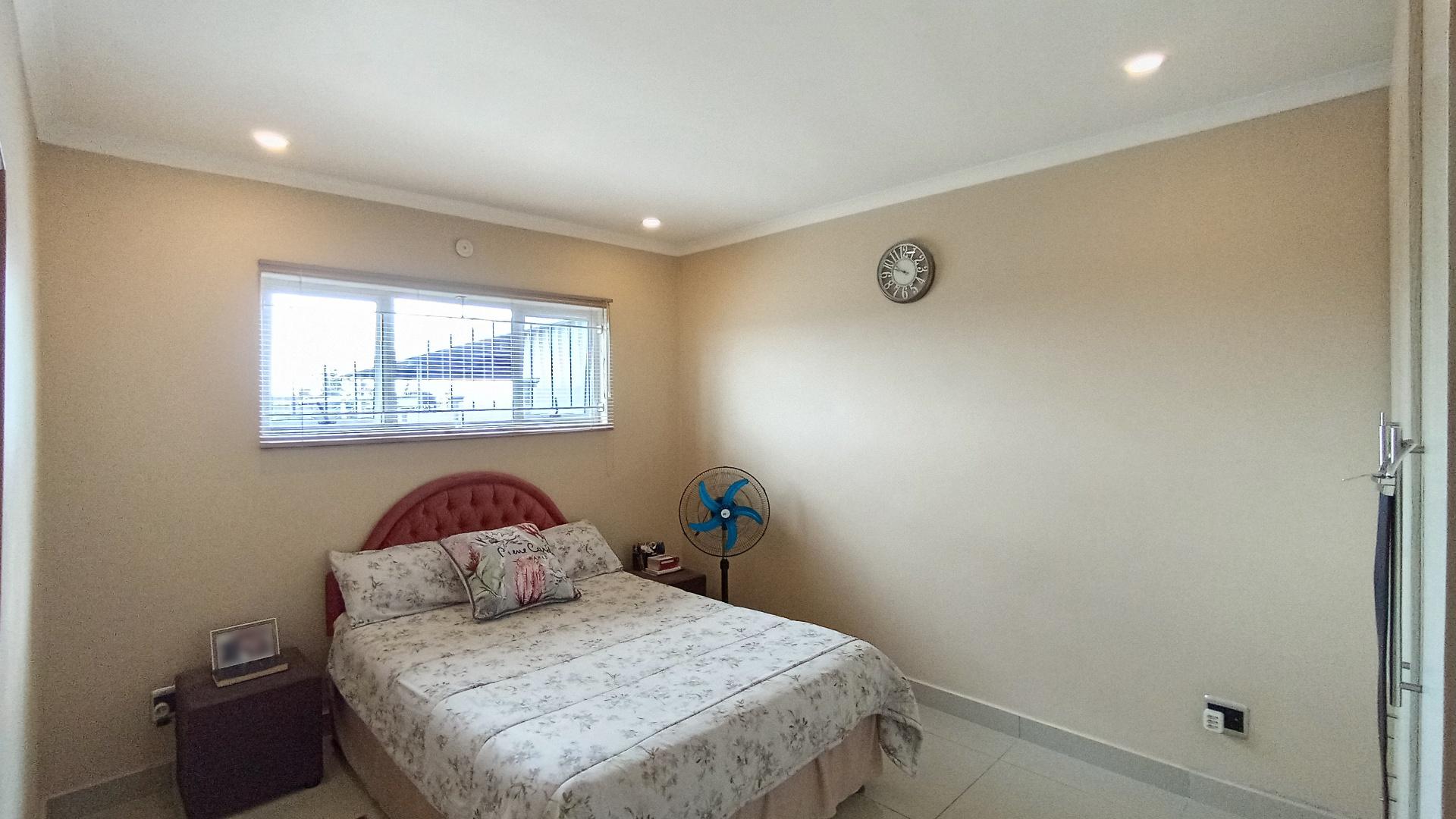 Bed Room 2 - 14 square meters of property in Caneside