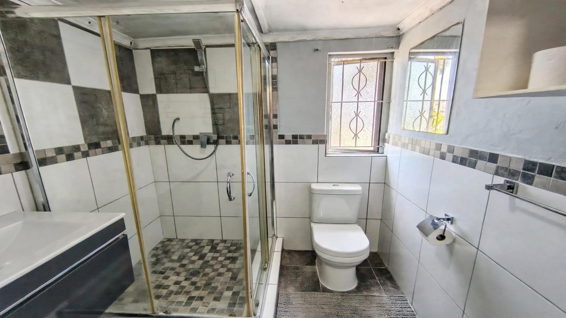 Bathroom 2 of property in Bellair - DBN