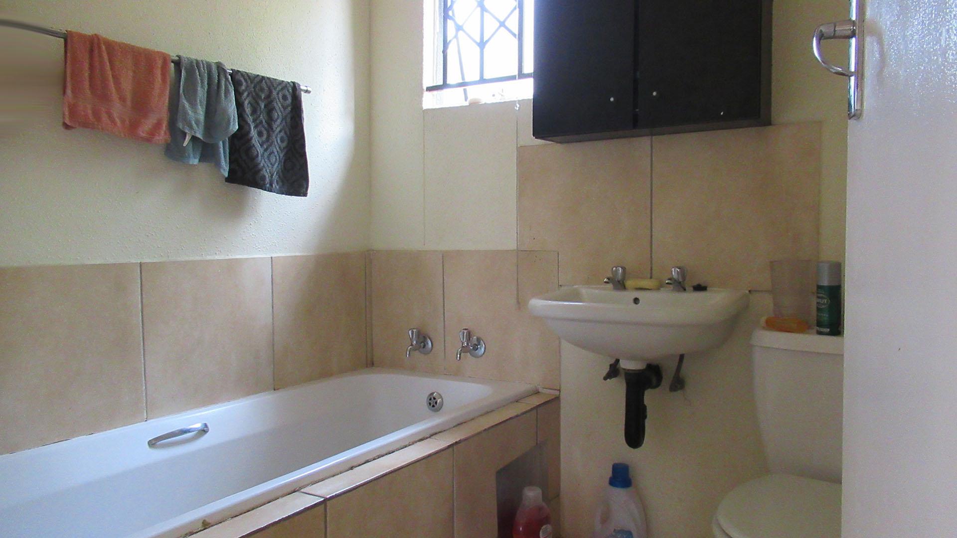 Bathroom 1 - 5 square meters of property in Zandspruit