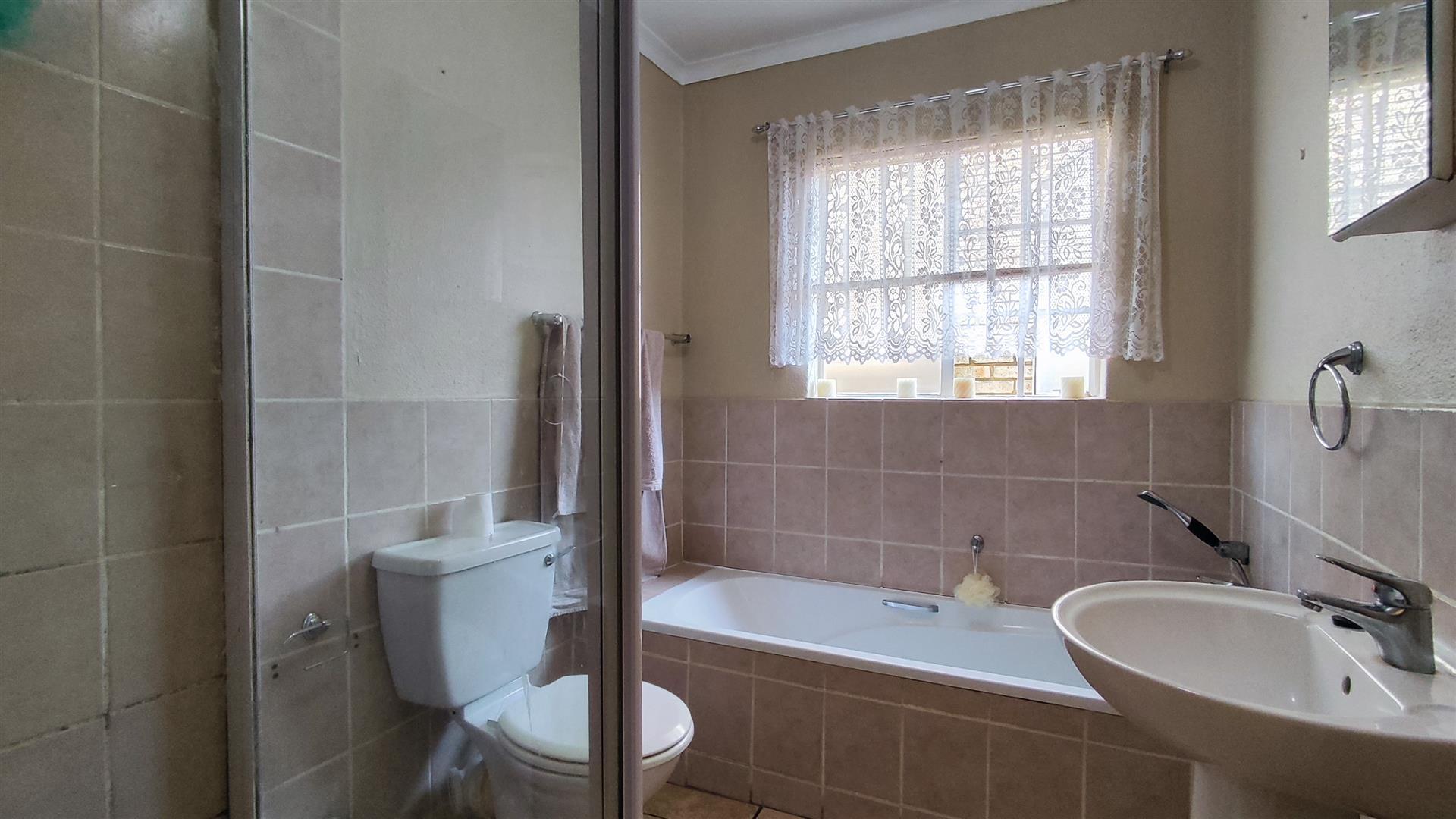 Bathroom 1 - 5 square meters of property in Sasolburg
