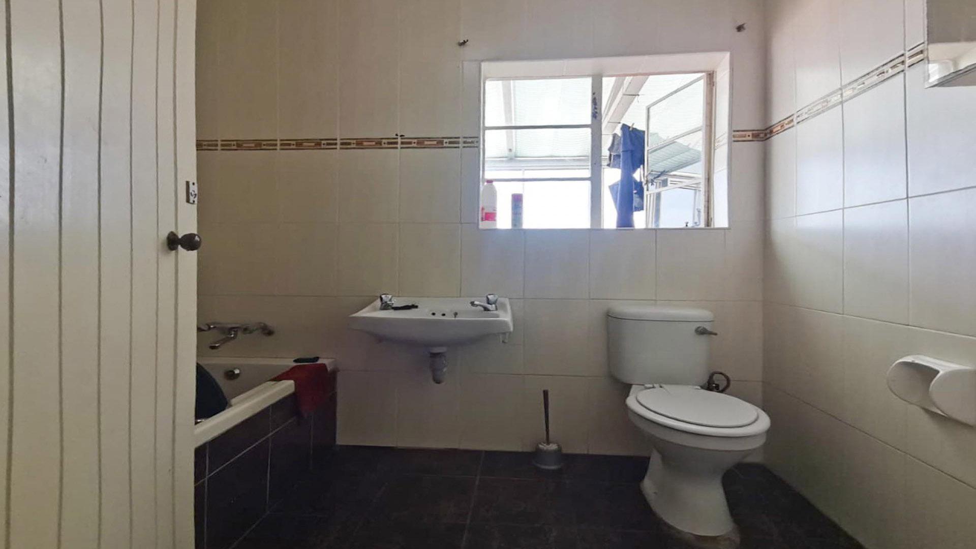 Bathroom 2 of property in Quigney