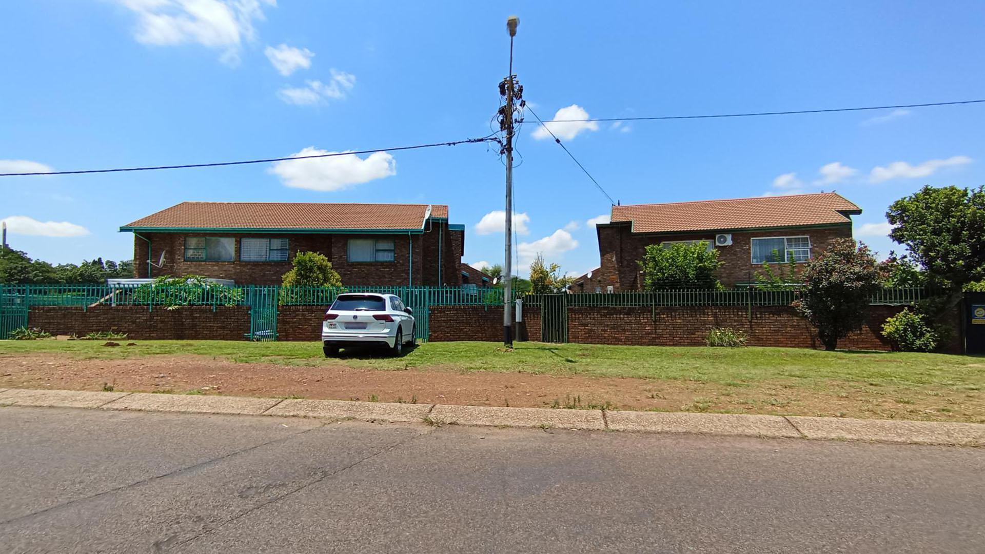 Front View of property in Valhalla