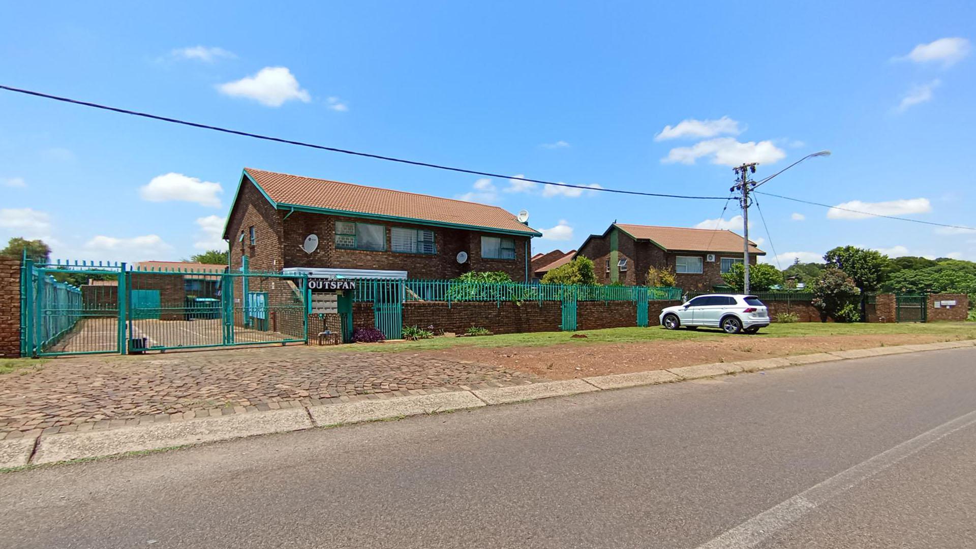 Front View of property in Valhalla