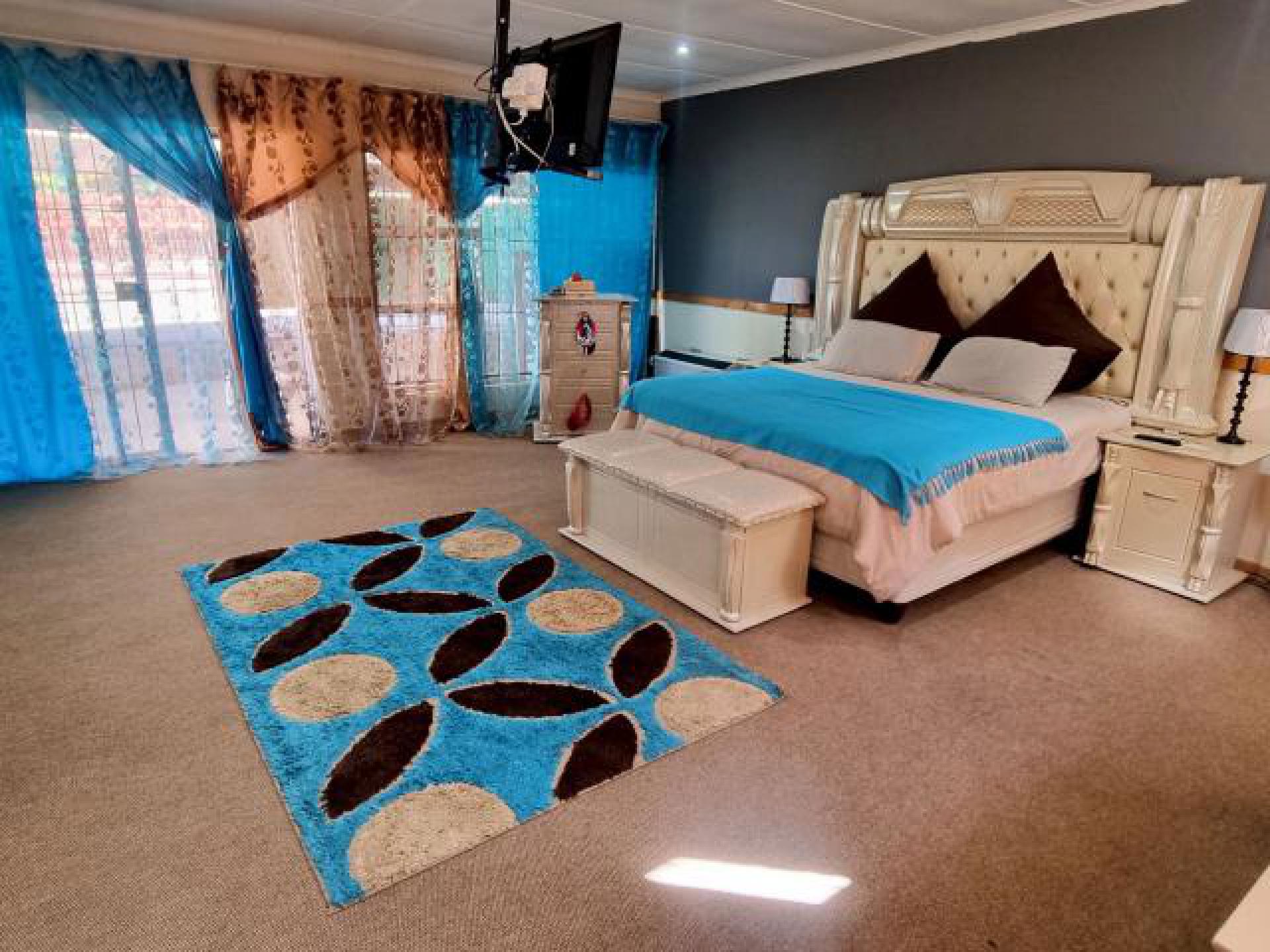 Bed Room 1 of property in Uitsig