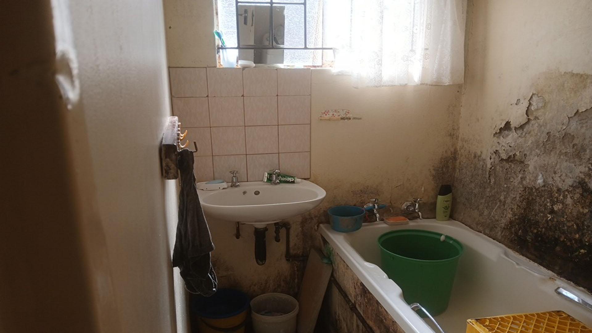 Bathroom 1 of property in Estcourt