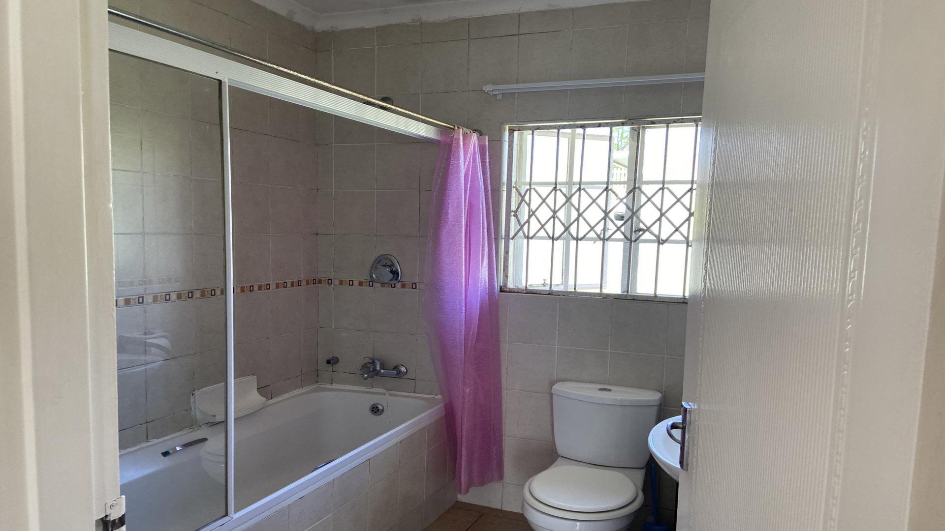 Bathroom 1 of property in Pietermaritzburg (KZN)