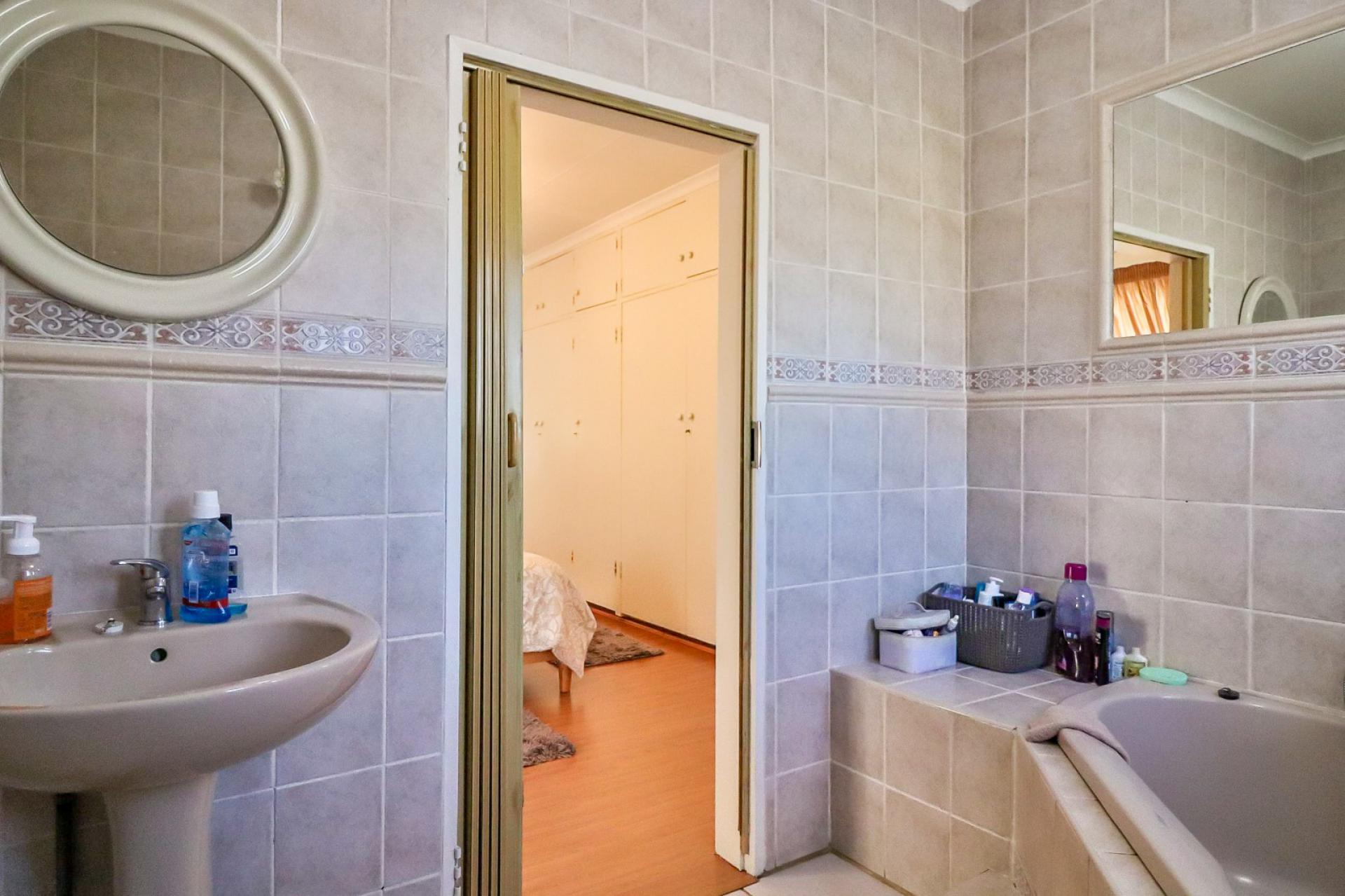 Main Bathroom of property in Randhart