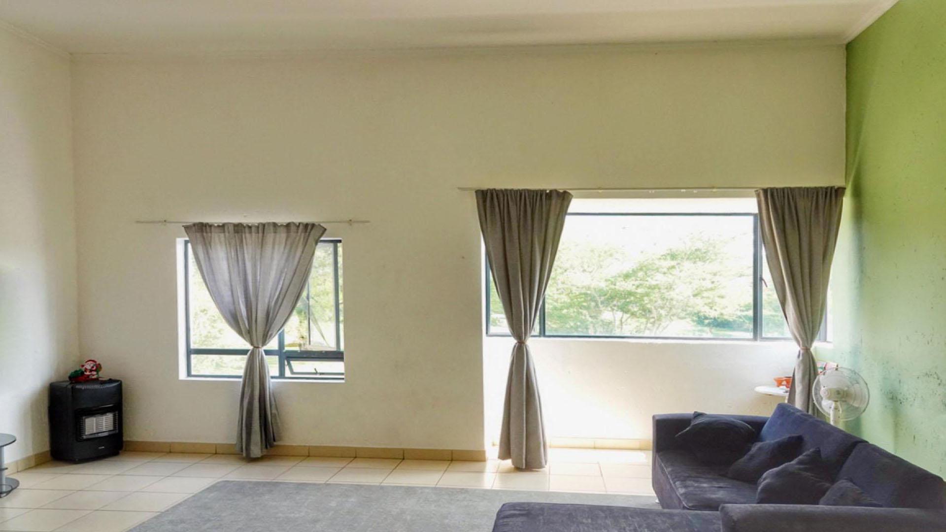 Lounges - 33 square meters of property in Zandspruit