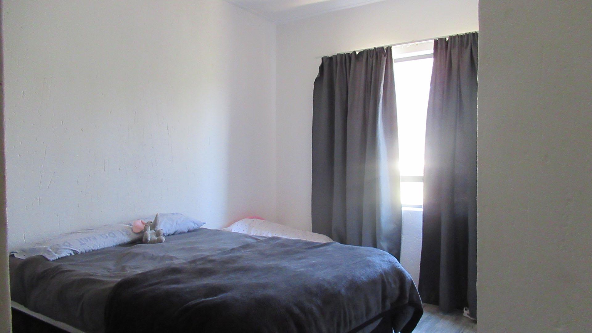 Main Bedroom - 14 square meters of property in Zandspruit