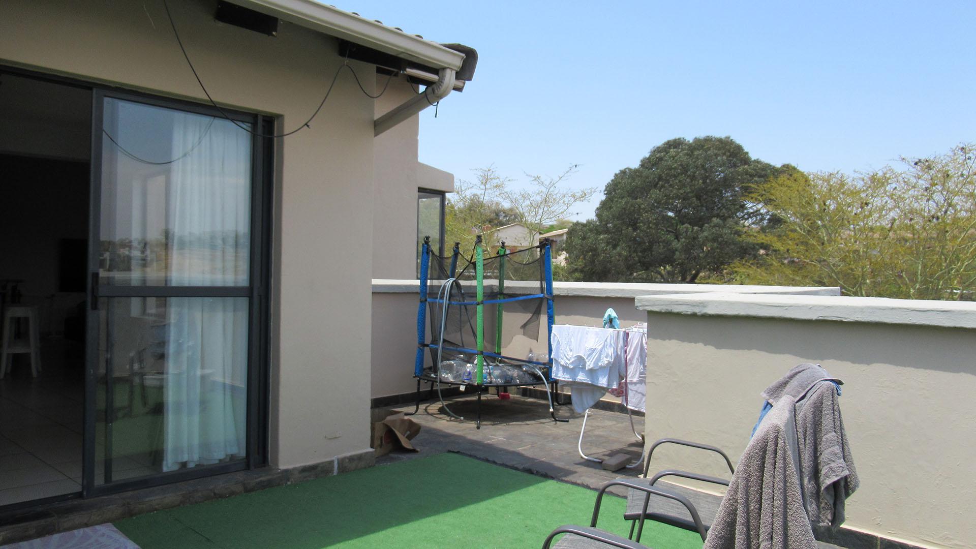 Balcony - 32 square meters of property in Zandspruit