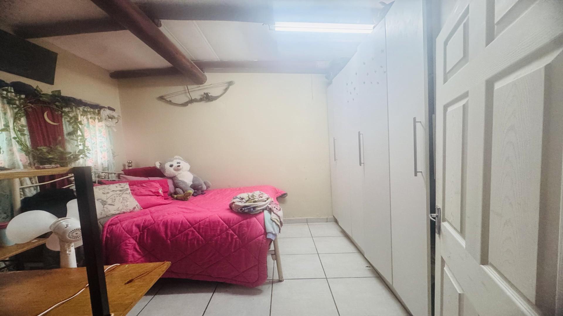 Bed Room 2 of property in Bendor