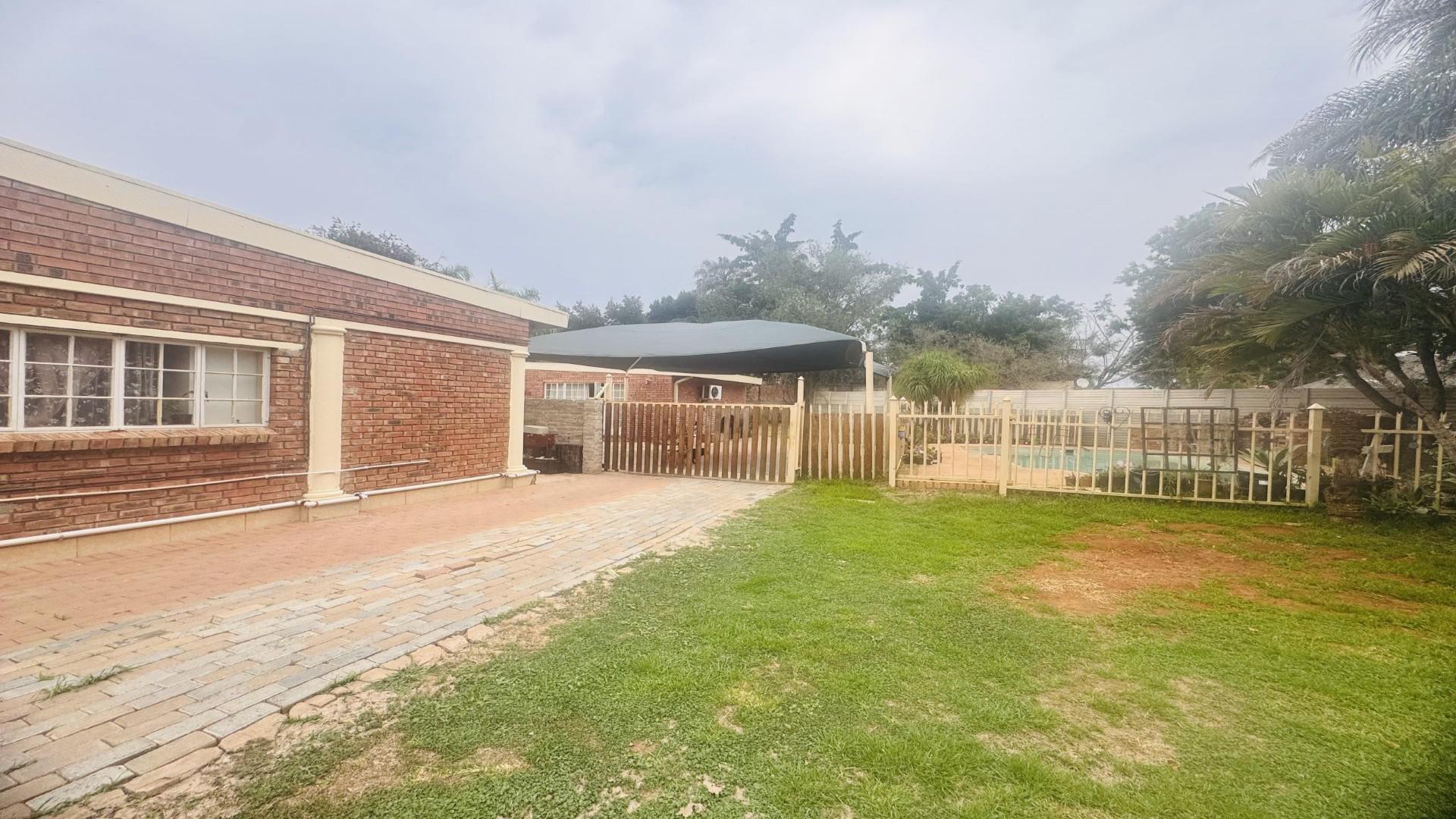 Backyard of property in Bendor