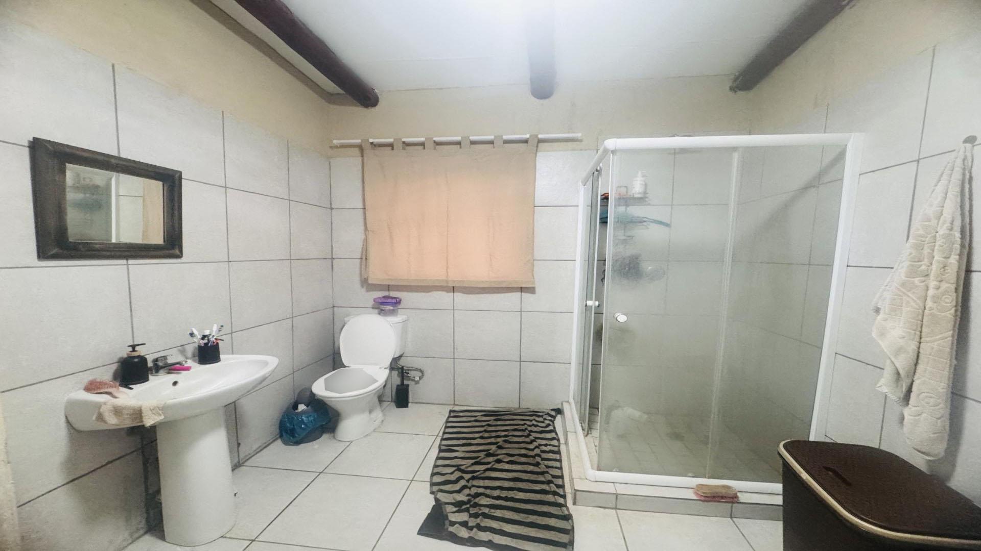 Bathroom 2 of property in Bendor