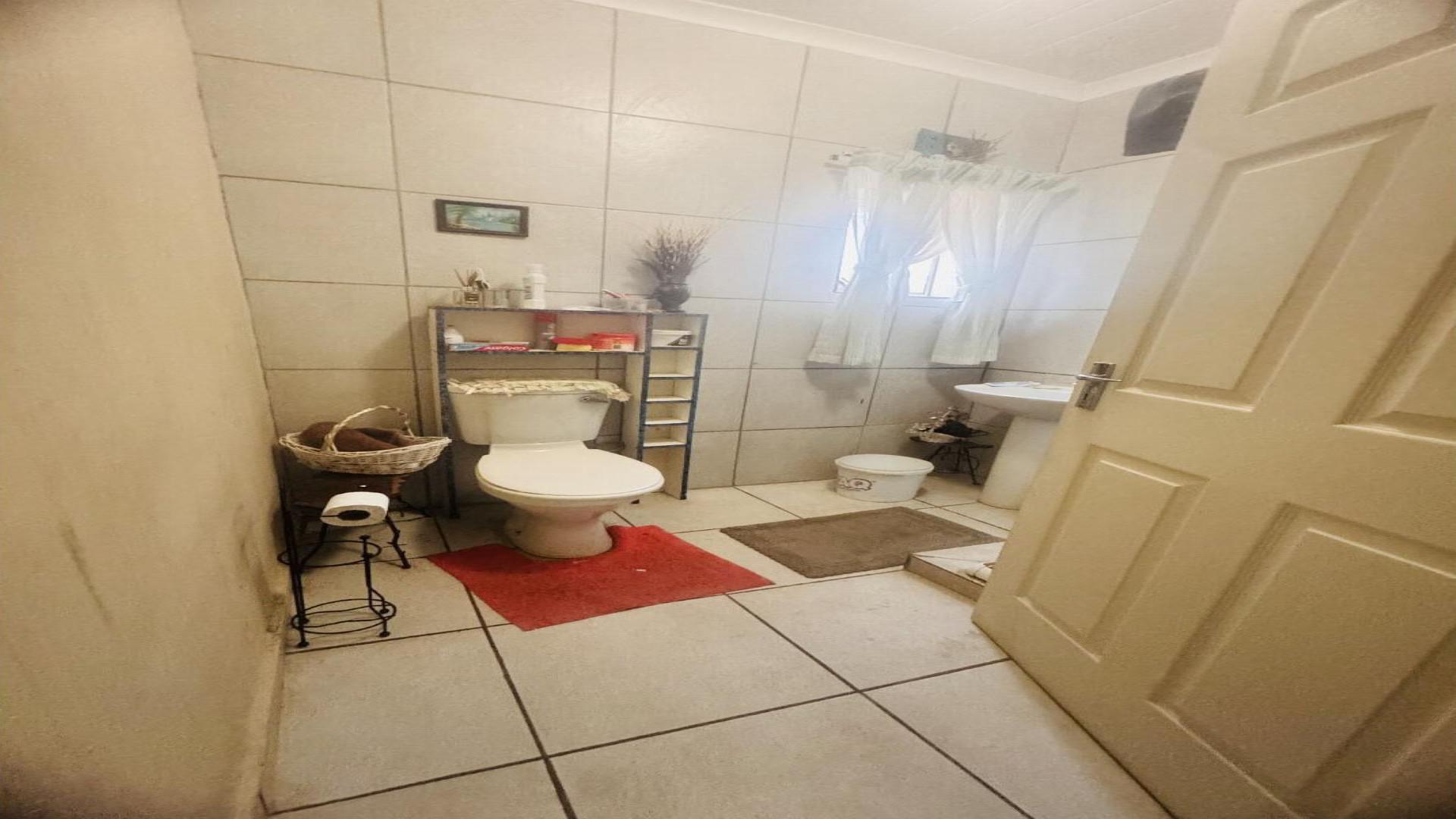 Bathroom 1 of property in Bendor