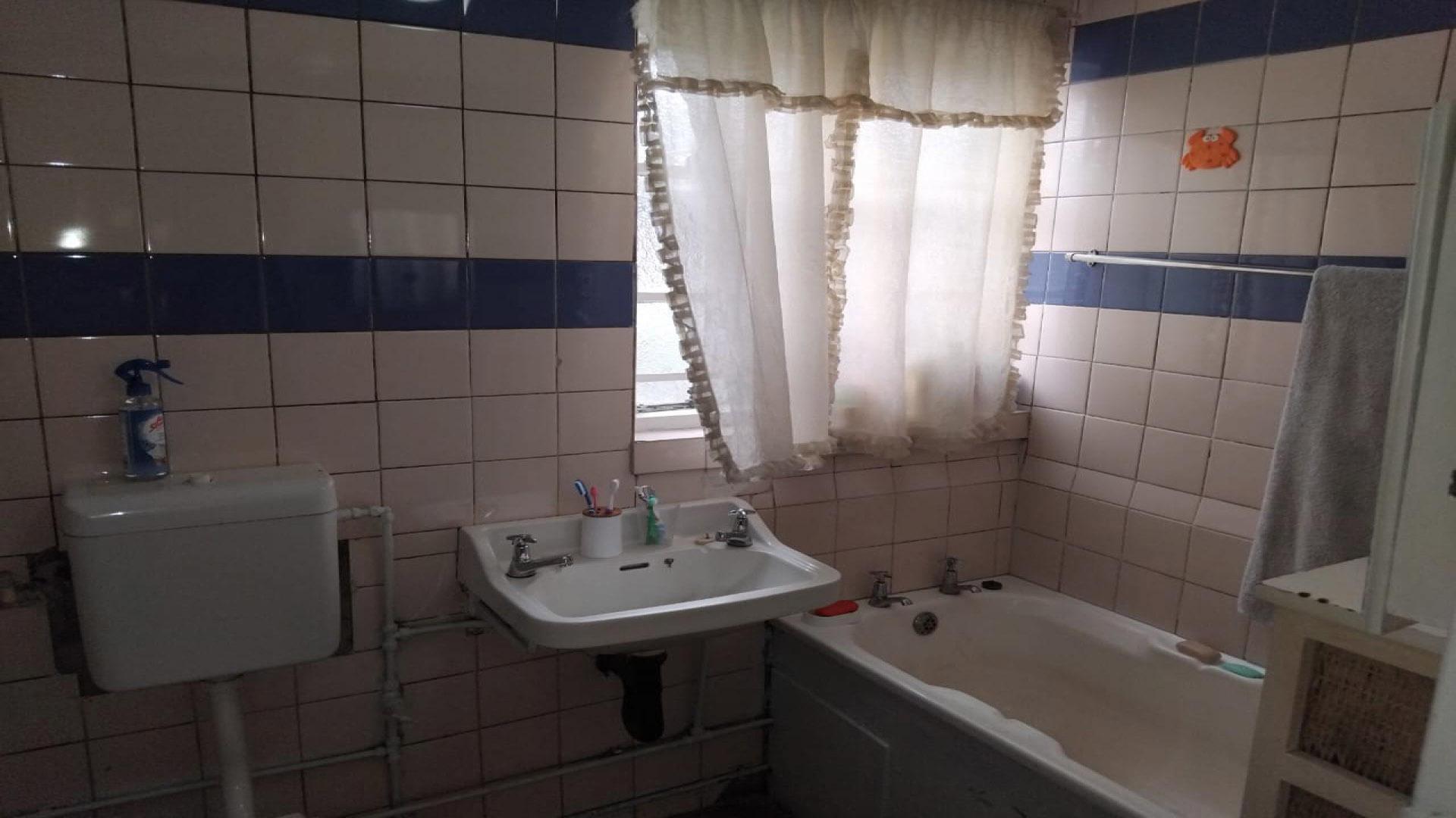 Bathroom 1 of property in Mitchells Plain