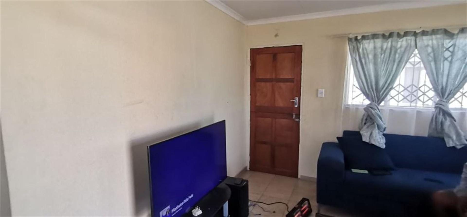 Lounges of property in Freedom Park
