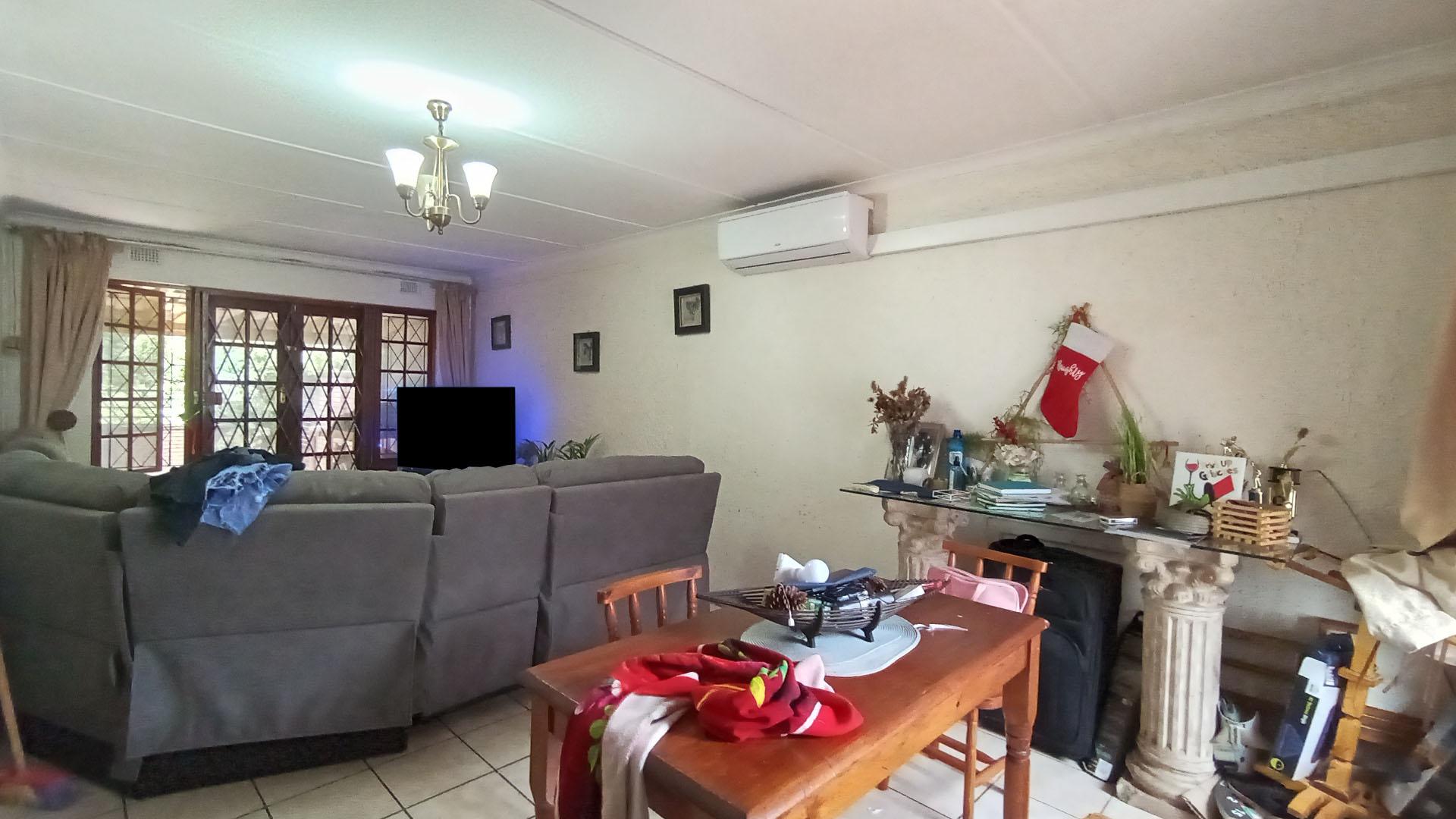 Dining Room - 18 square meters of property in Amanzimtoti 