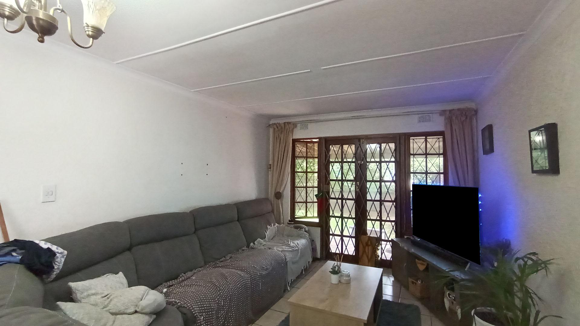 Lounges - 16 square meters of property in Amanzimtoti 