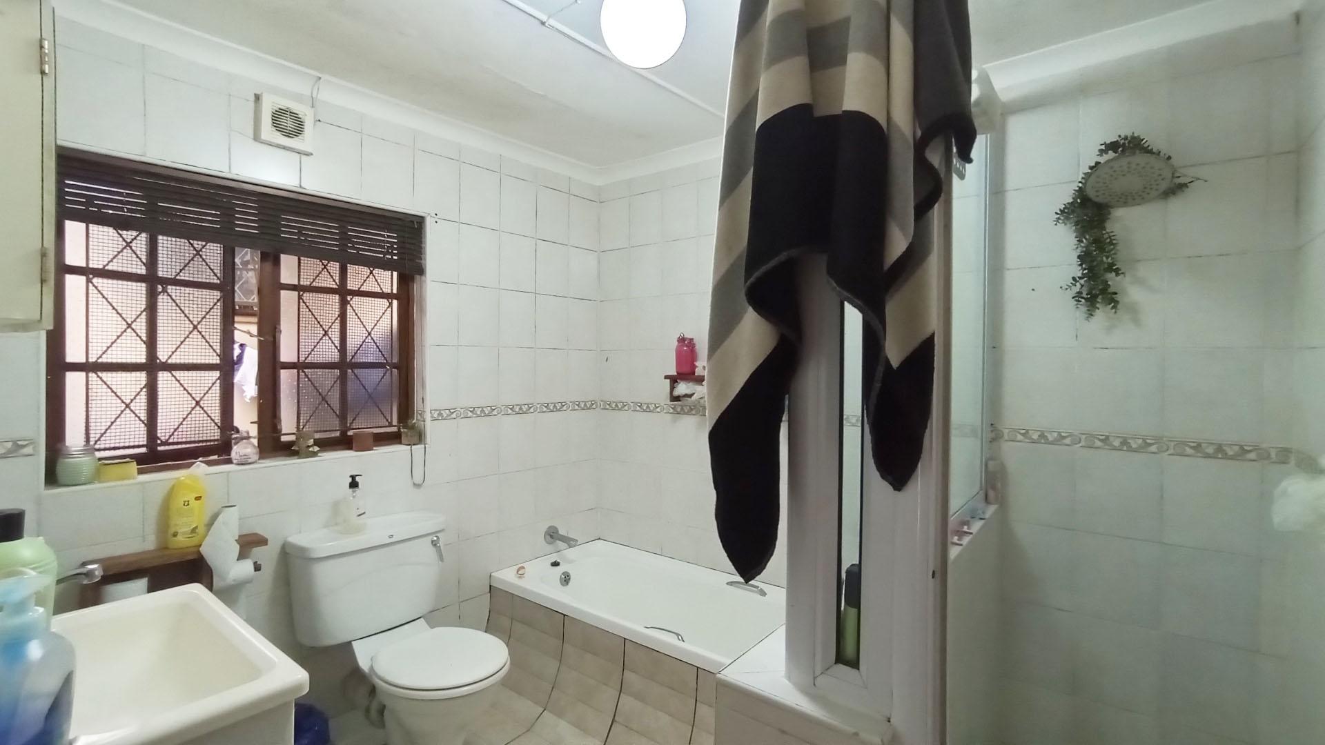 Bathroom 1 - 9 square meters of property in Amanzimtoti 