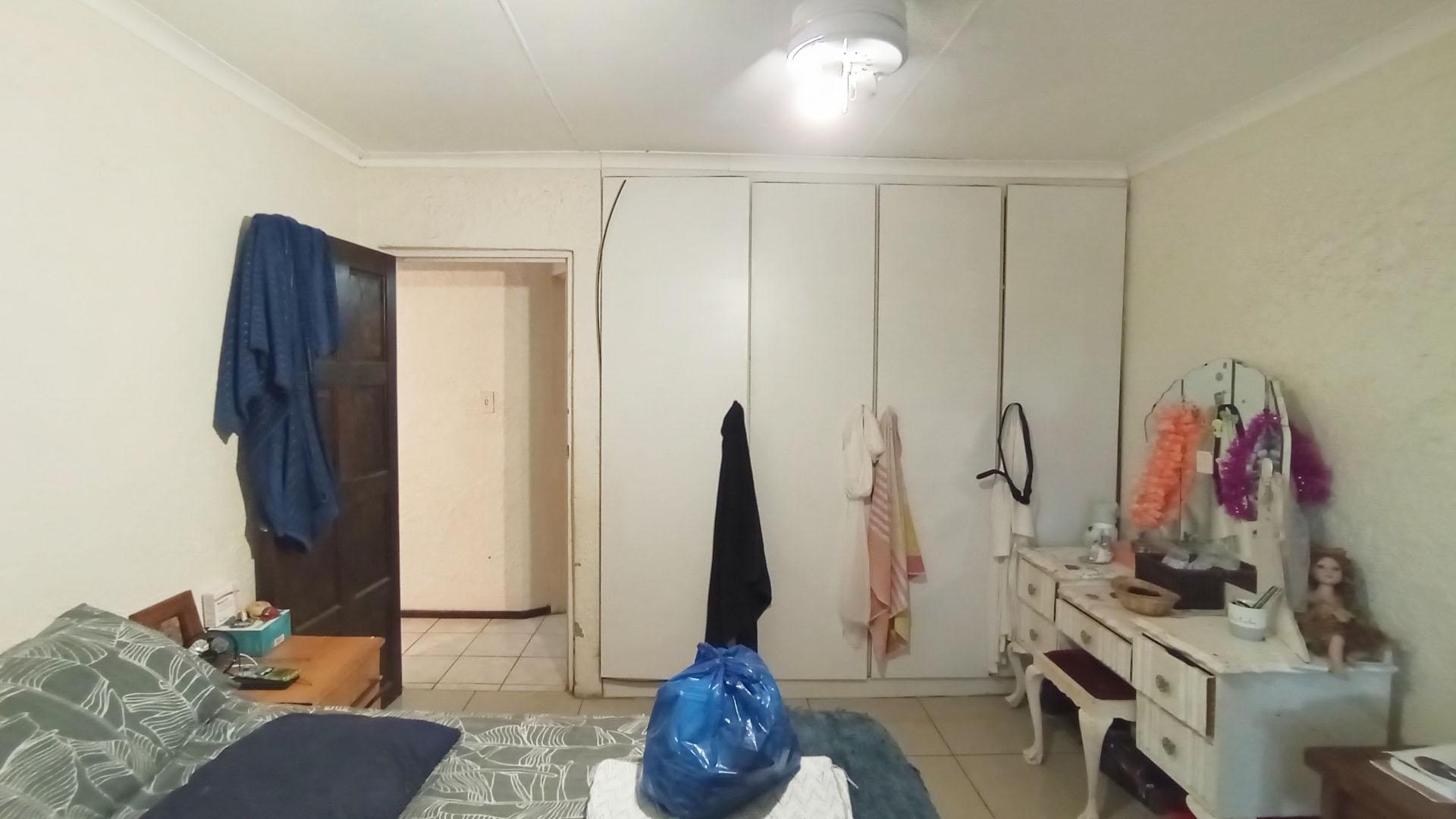 Bed Room 1 - 19 square meters of property in Amanzimtoti 