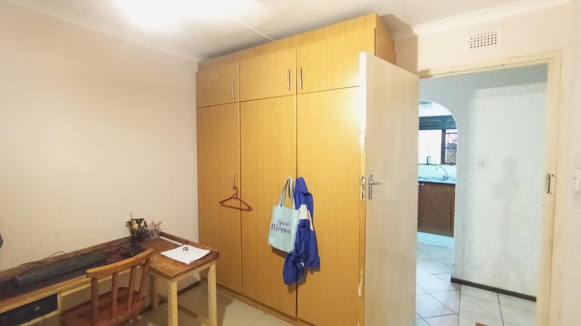 Bed Room 2 - 14 square meters of property in Amanzimtoti 