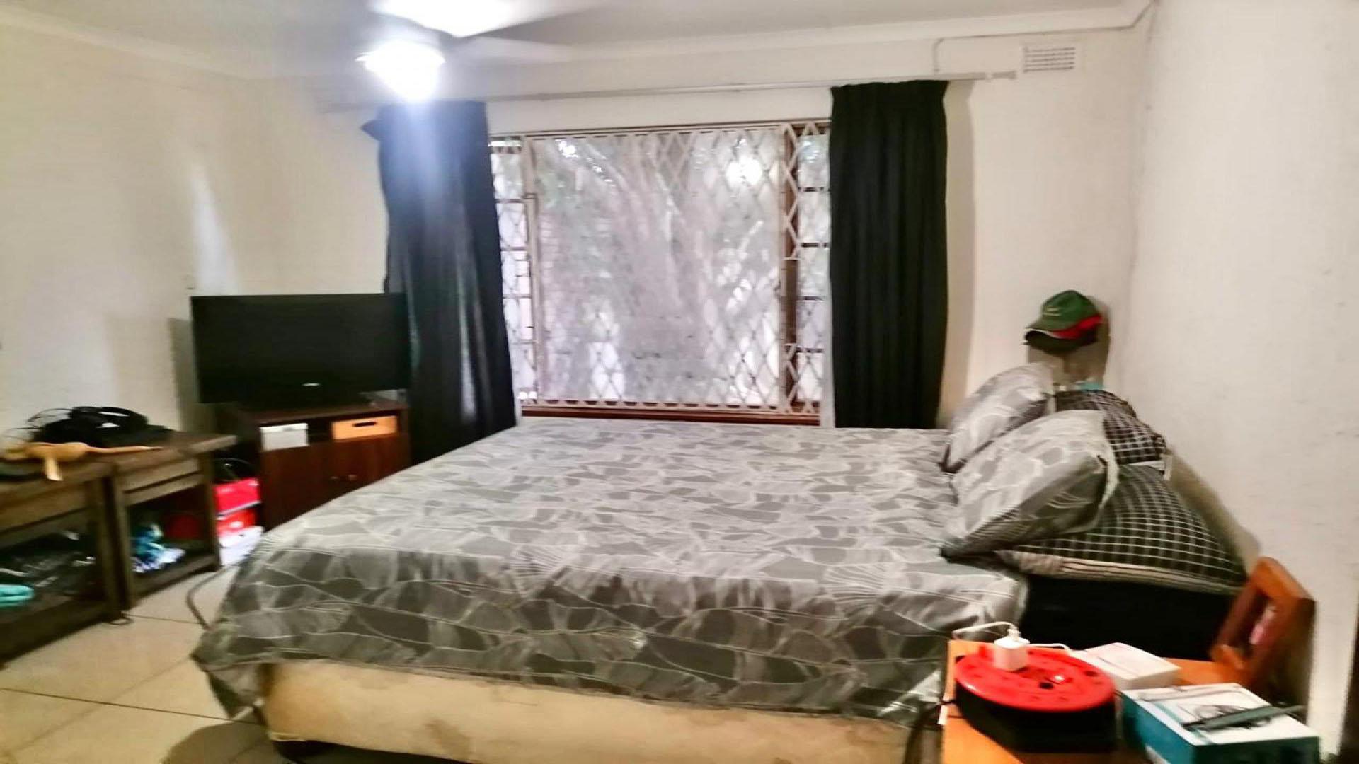 Bed Room 1 - 19 square meters of property in Amanzimtoti 