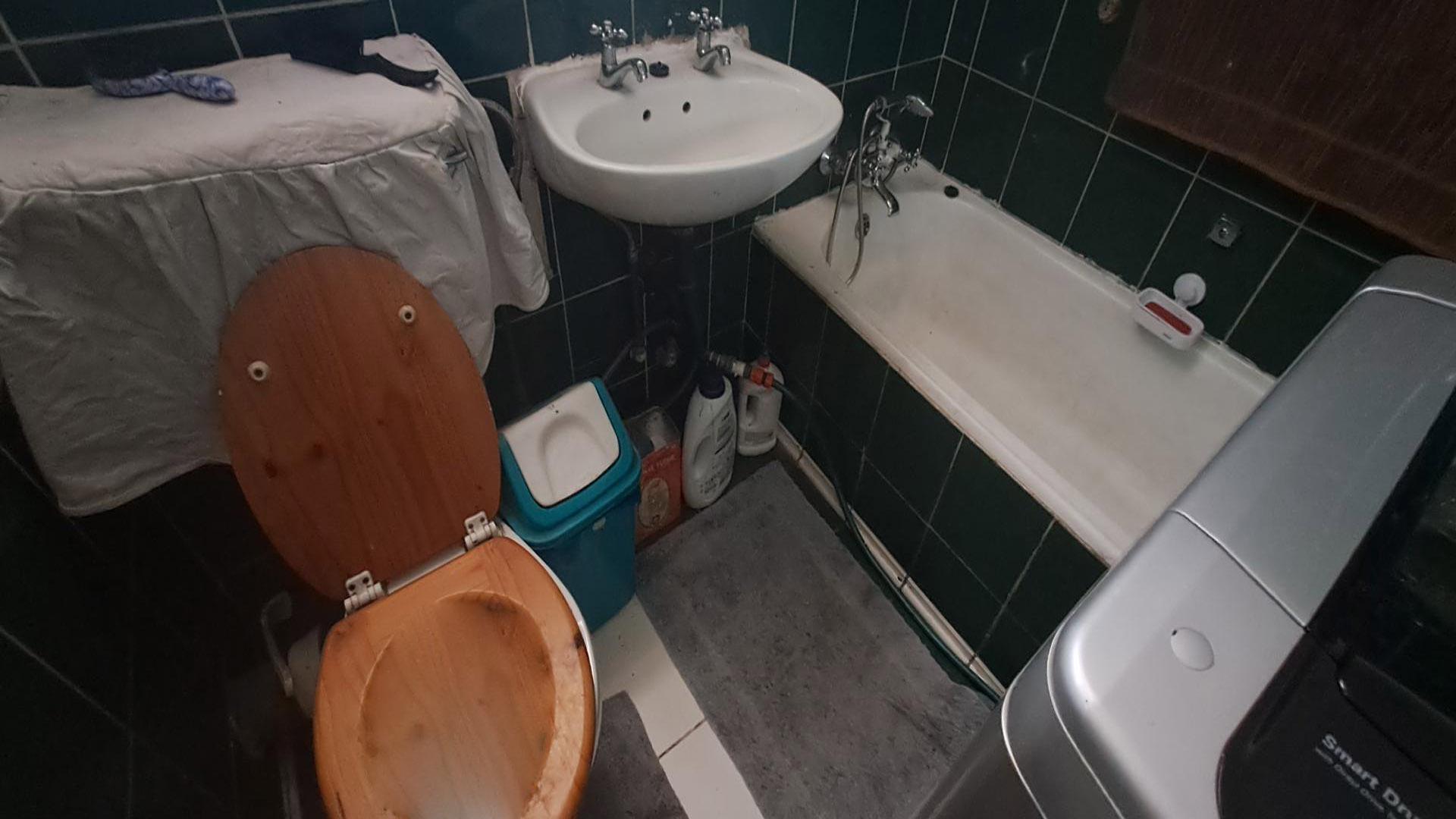 Bathroom 1 - 5 square meters of property in Dinwiddie