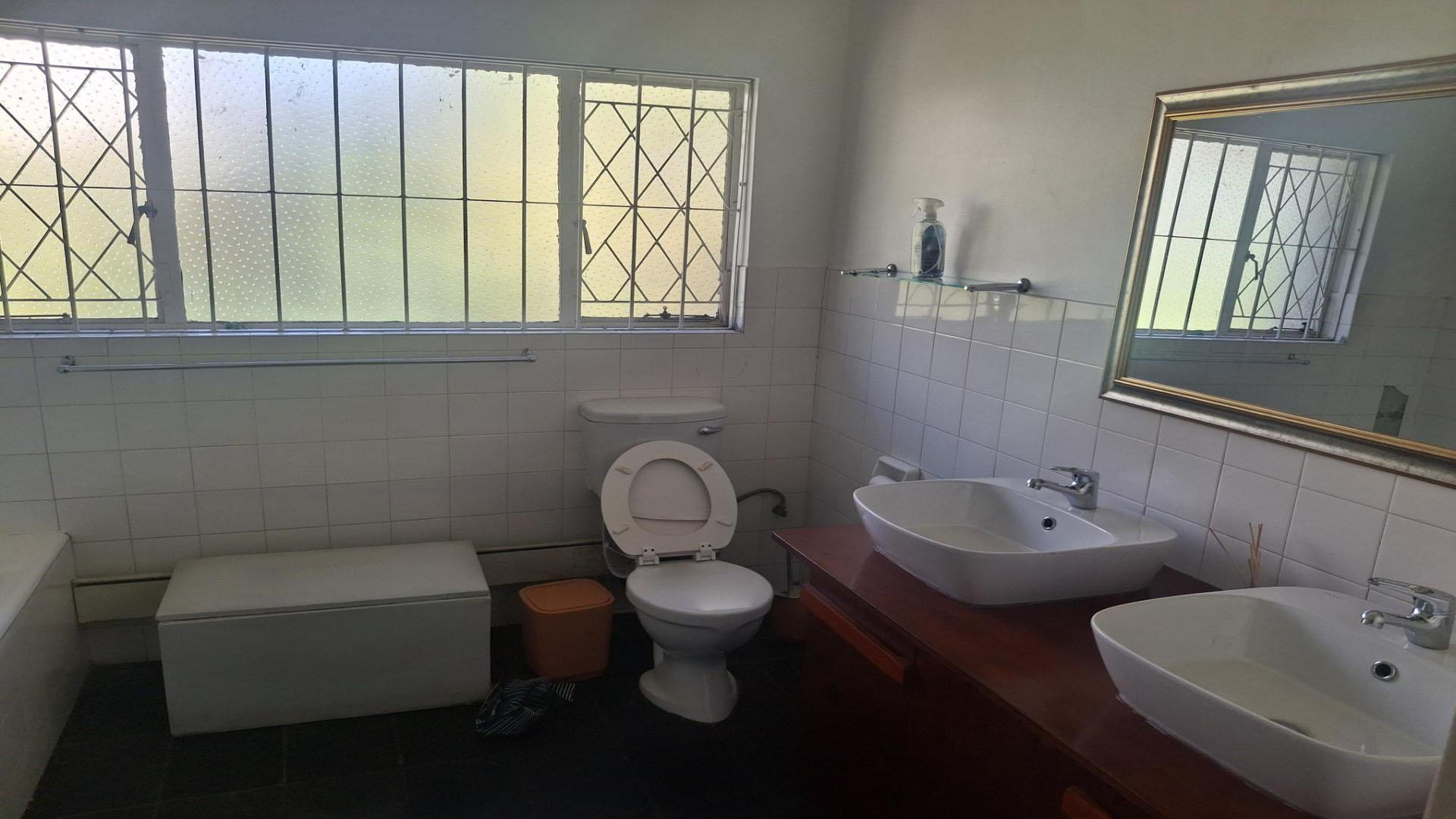 Bathroom 1 of property in Blairgowrie