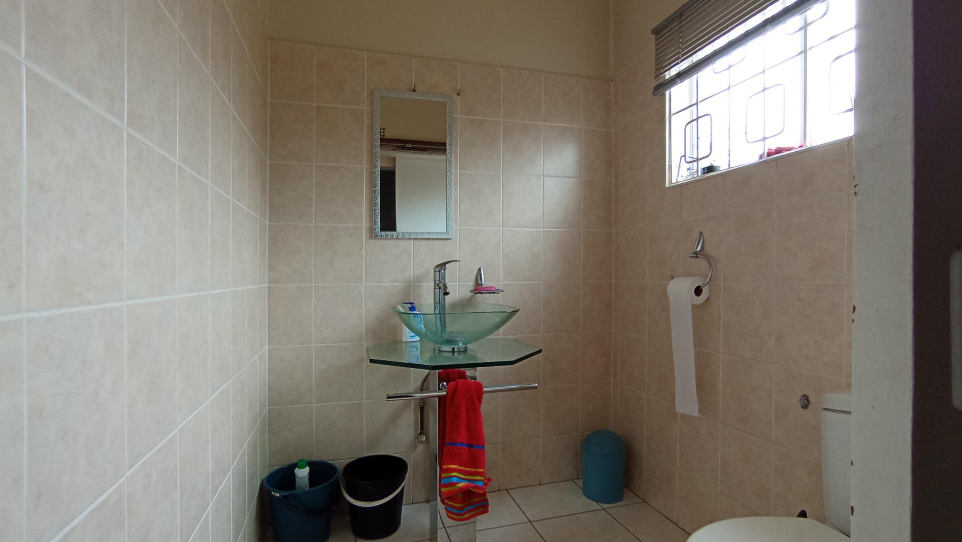 Guest Toilet - 3 square meters of property in Lyndhurst
