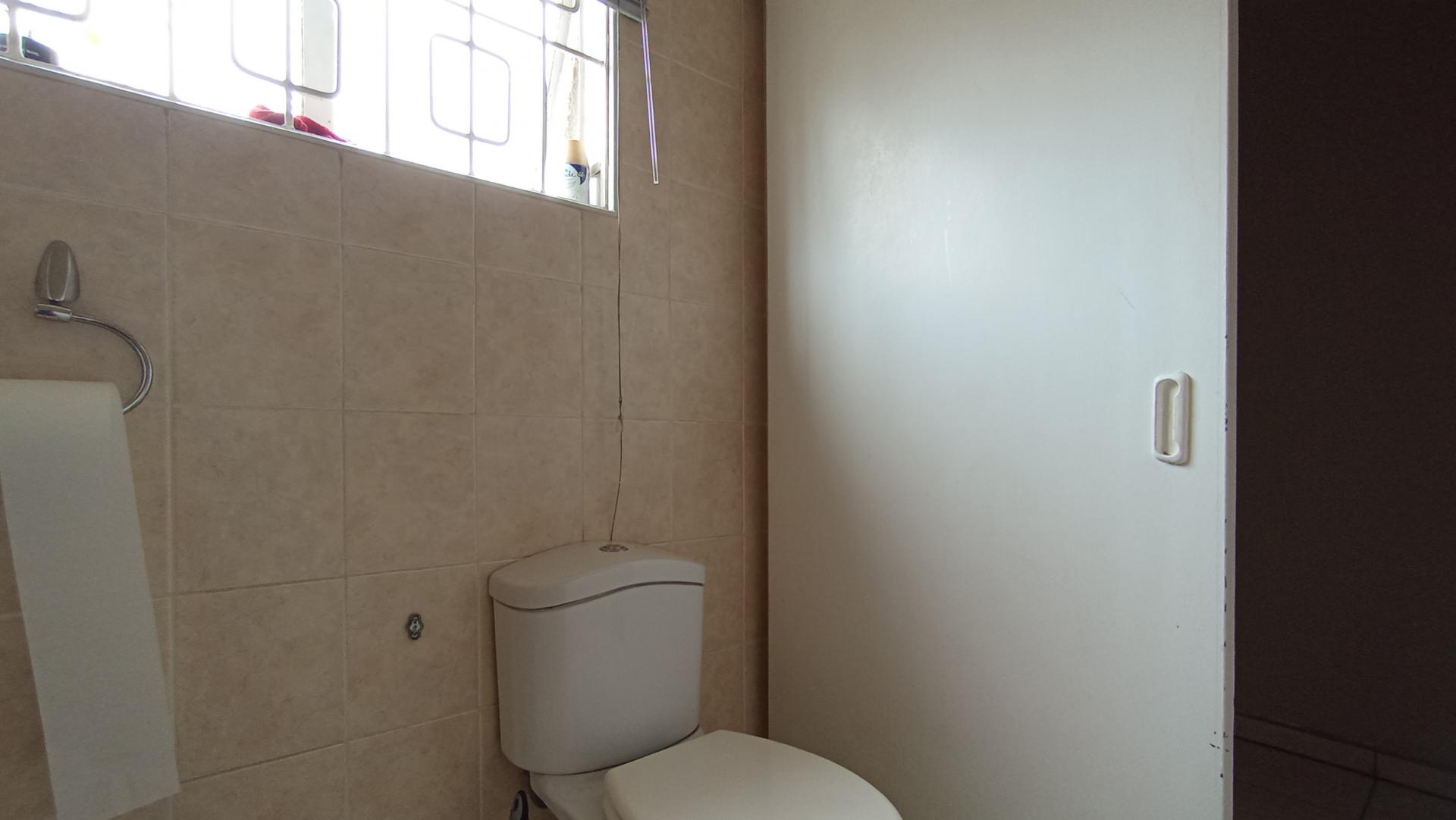 Guest Toilet - 3 square meters of property in Lyndhurst